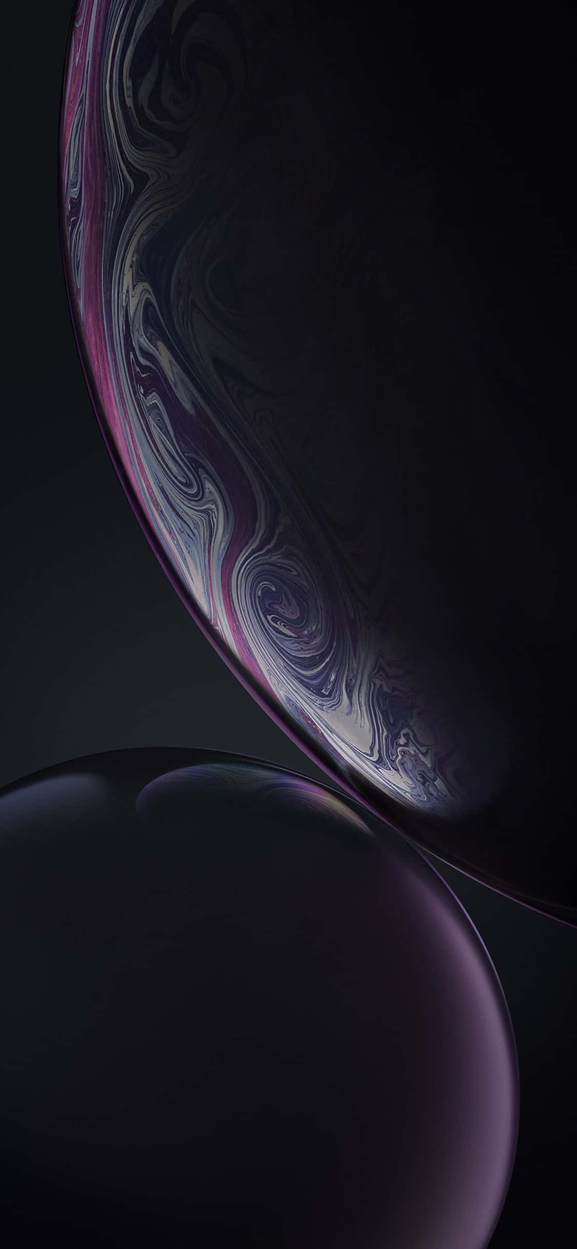 擁抱全新可能，體驗 Apple iPhone Xs Max 壁紙 — 兩個帶有紫色和銀色漩渦圖案的光澤球體漂浮在深色背景上。