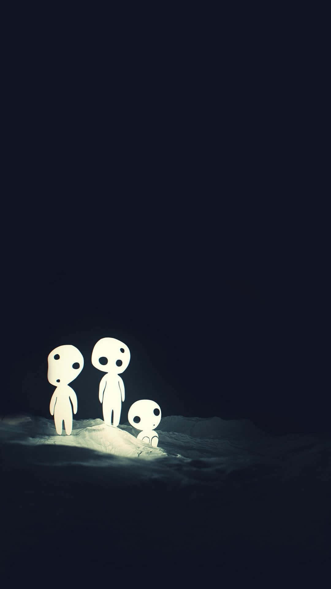 三個發光的白色人物站在雪地上，背景是黑暗的夜空。