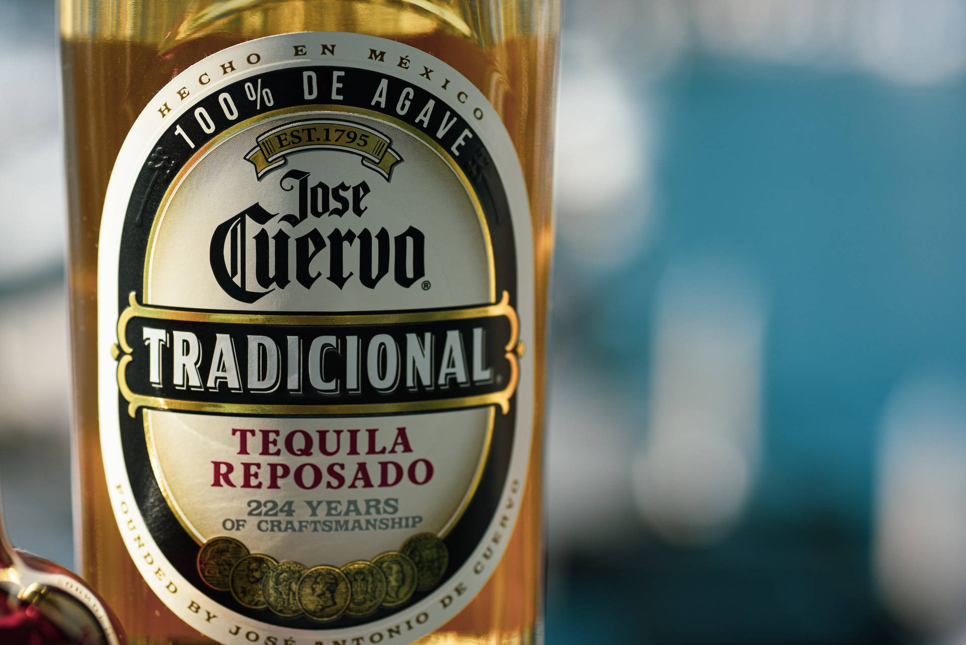Jose Cuervo 龍舌蘭酒瓶特寫，金色液體和詳細標籤。