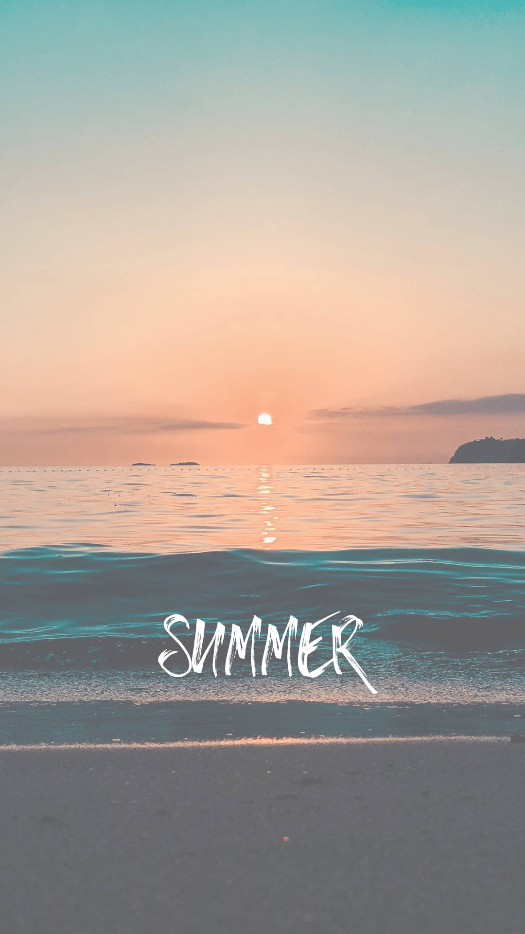 海上的夏日夕陽，沙灘上有白色文字