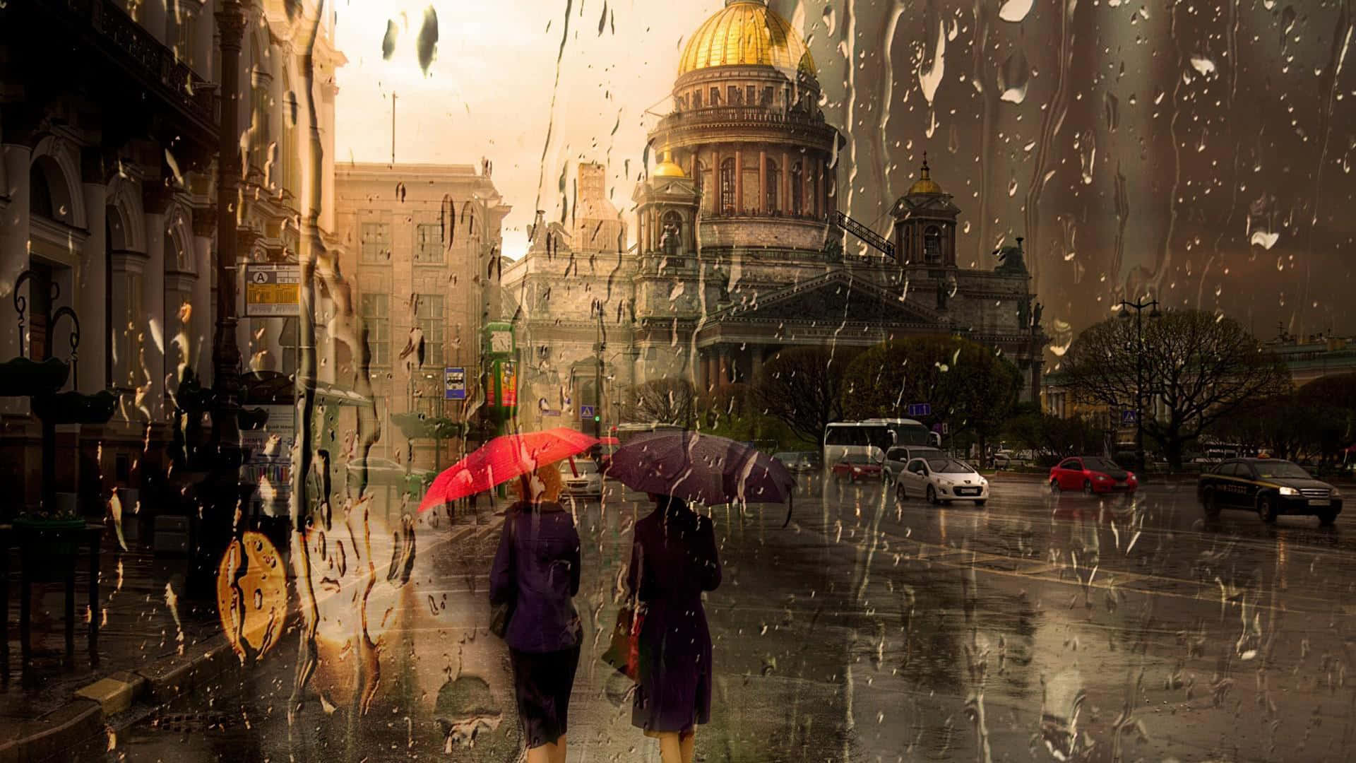 兩個人拿著雨傘走過歷史悠久的圓頂建築附近被雨水浸濕的城市街道。