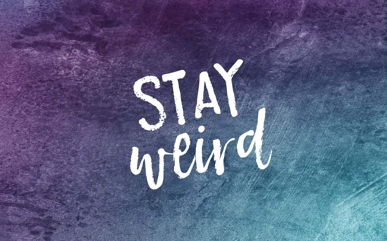 勵志短語 'STAY weird' 以白色書法字體寫在紫色到藍綠色水彩背景上。
