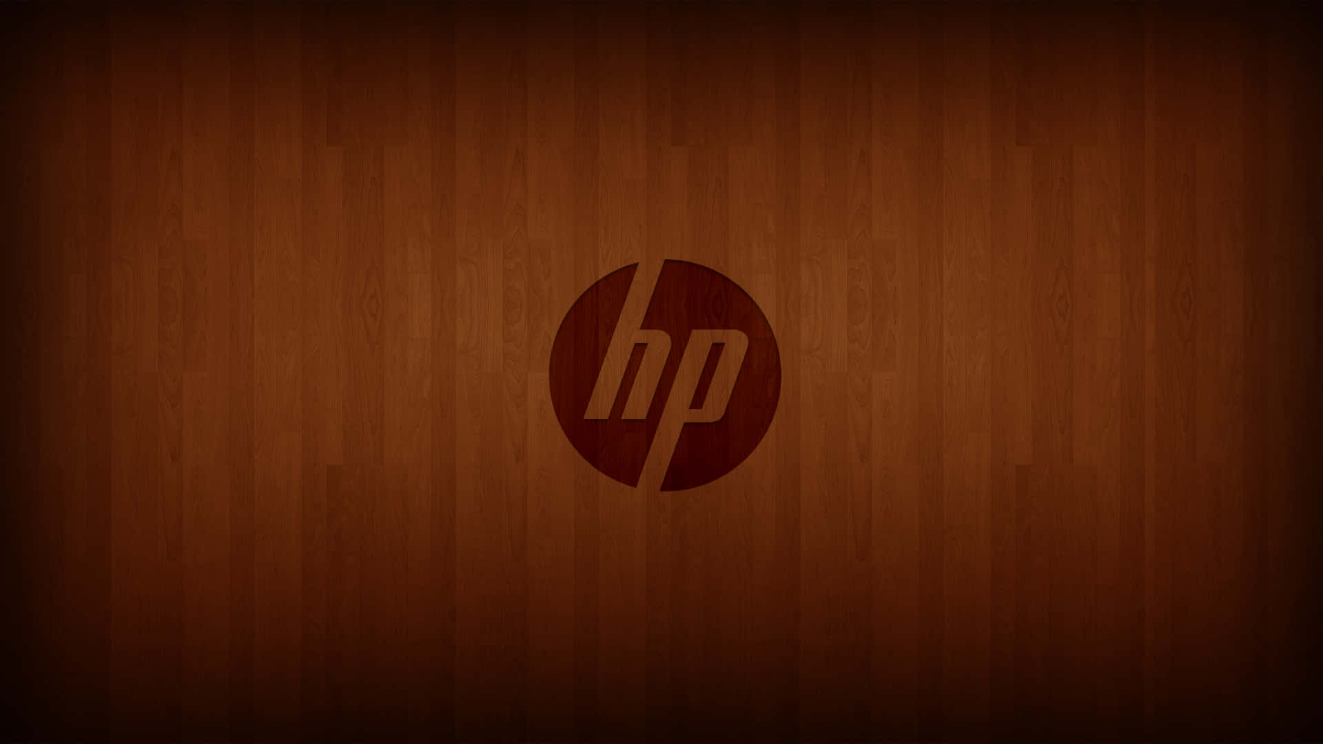 HP 標誌在帶有漸變照明的木質背景上。