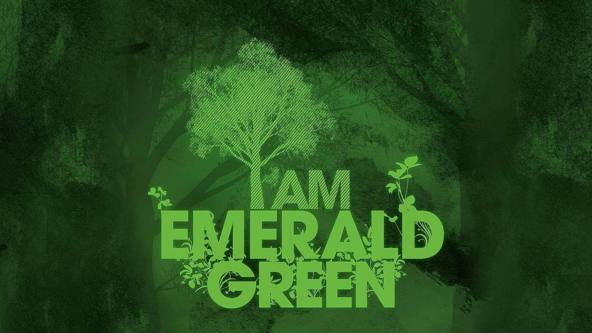 一棵發光的翡翠綠色樹，在黑暗的森林中帶有文字 I AM EMERALD GREEN。
