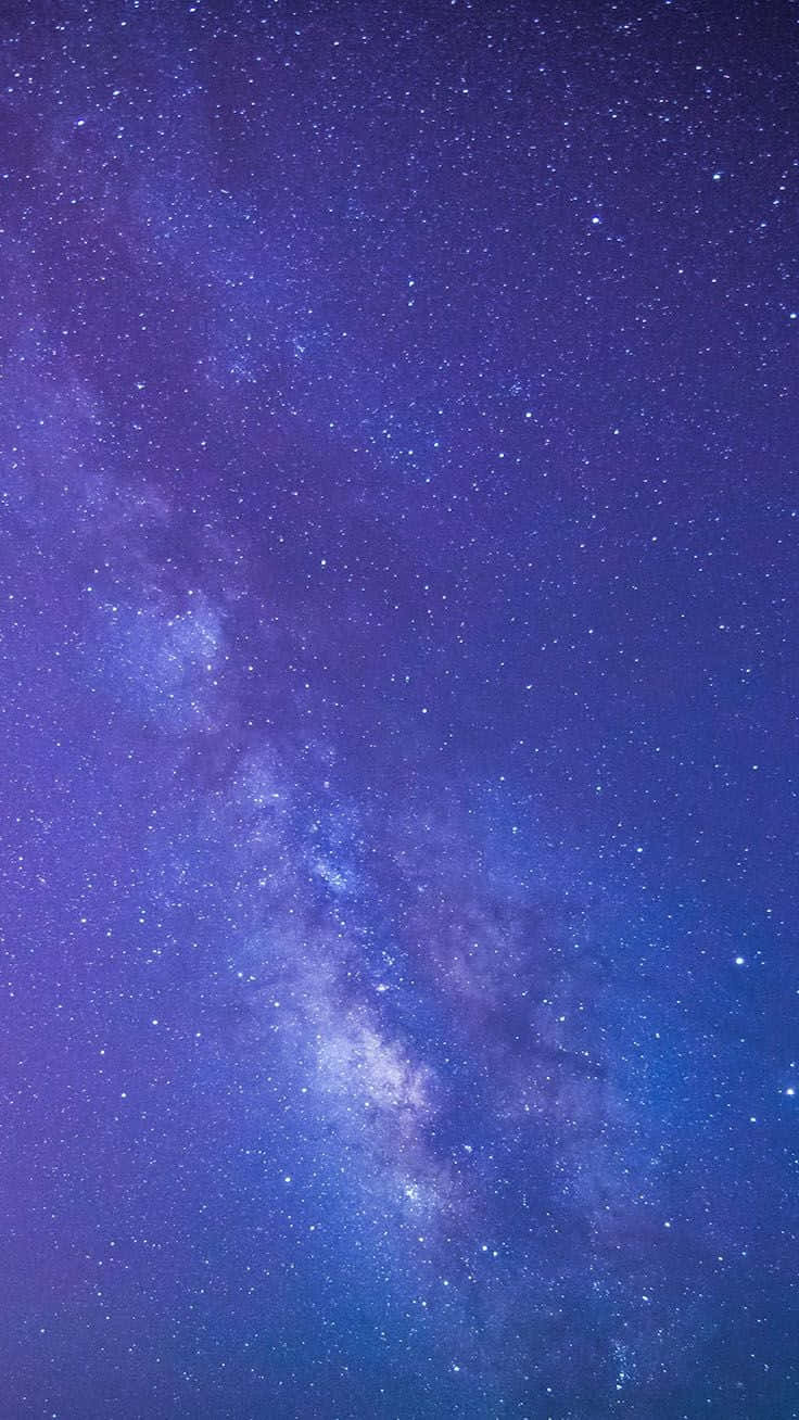銀河系在深紫色和藍色的星空夜空中閃耀。