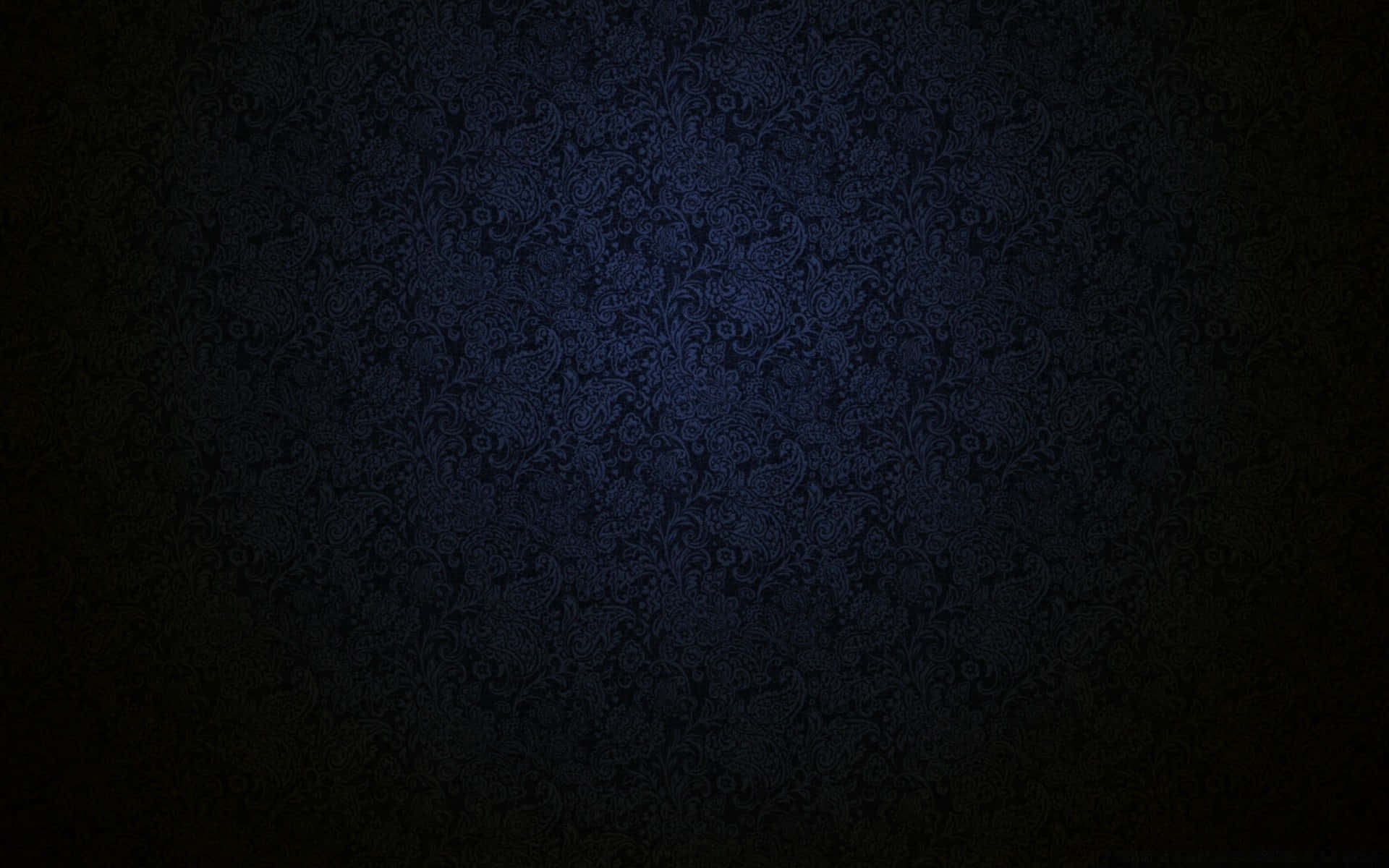 深藍色大馬士革圖案牆紙，帶有漸變花卉圖案。