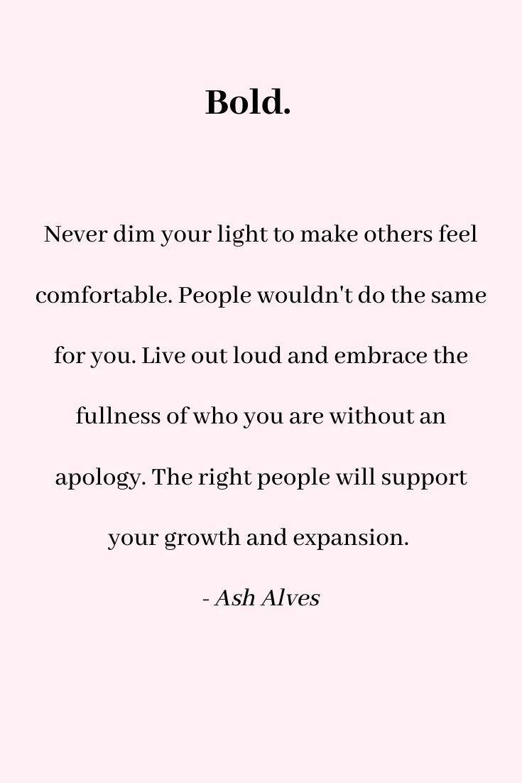 Ash Alves 在粉紅色背景上關於自我表達和真實性的粗體語錄。