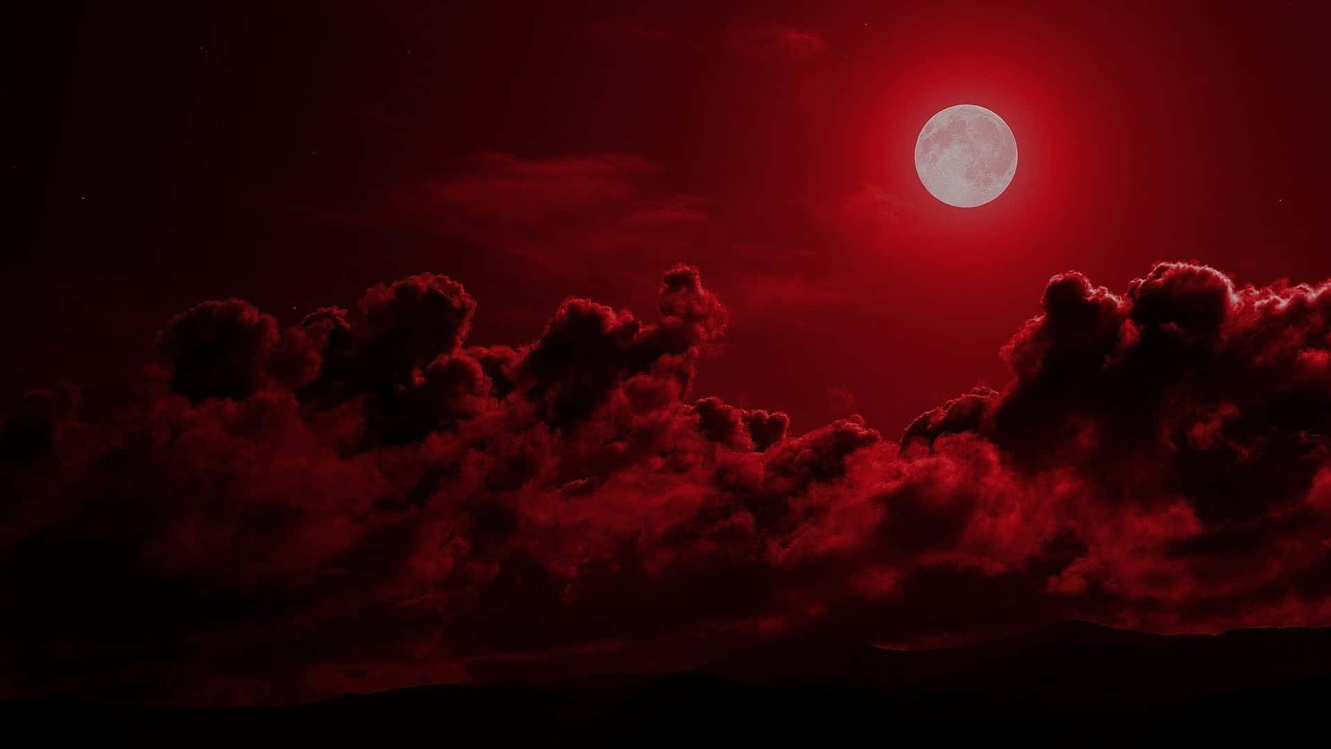 紅月在黑暗的雲層後升起，籠罩在不祥的夜空中。