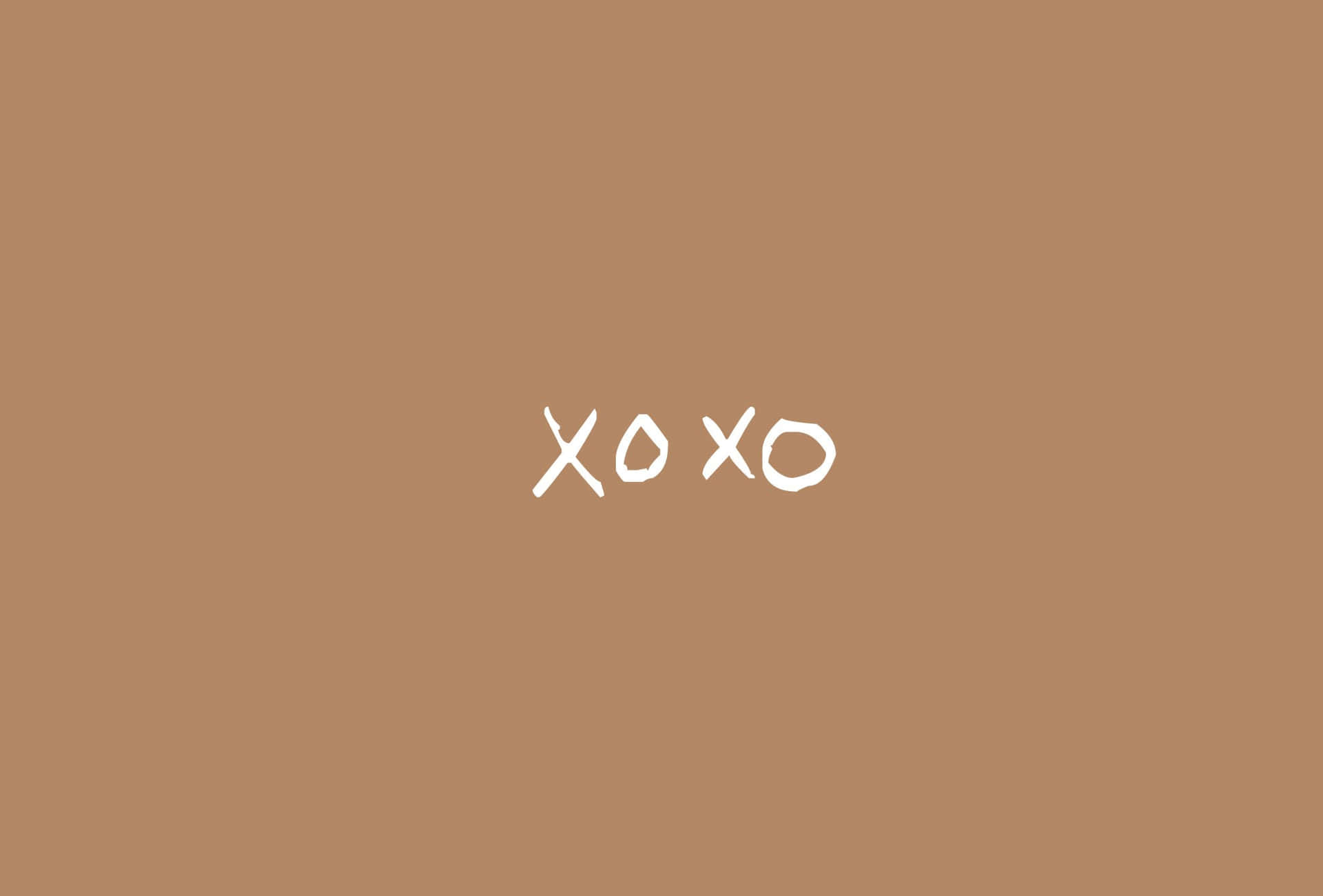 純棕色背景上的手寫 xoxo 文字