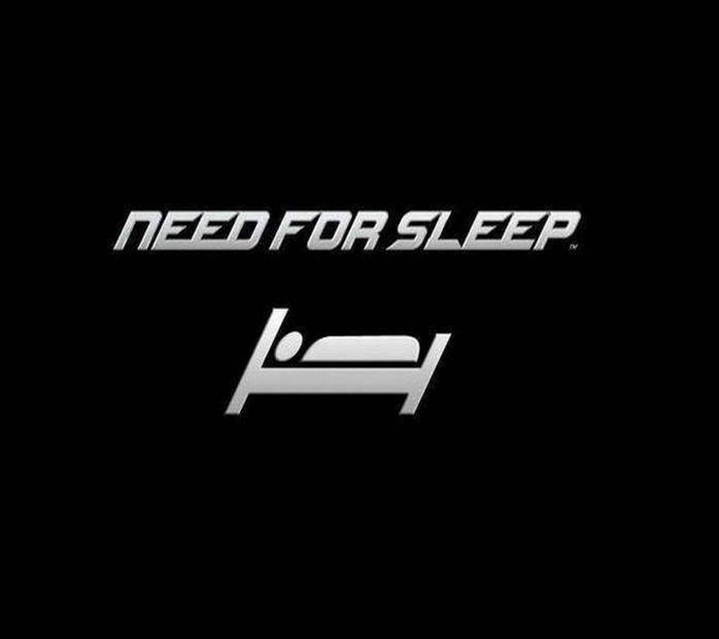 黑色背景上帶有床圖標的銀色「Need for Sleep」標誌。