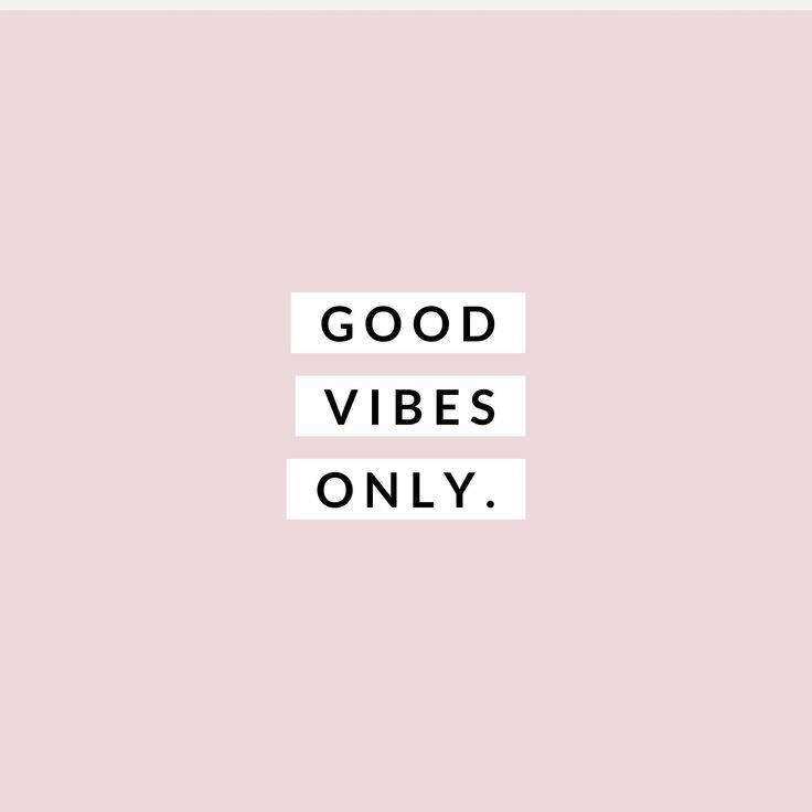粉紅背景上以粗體黑色文字呈現的 good vibes only 勵志語錄。