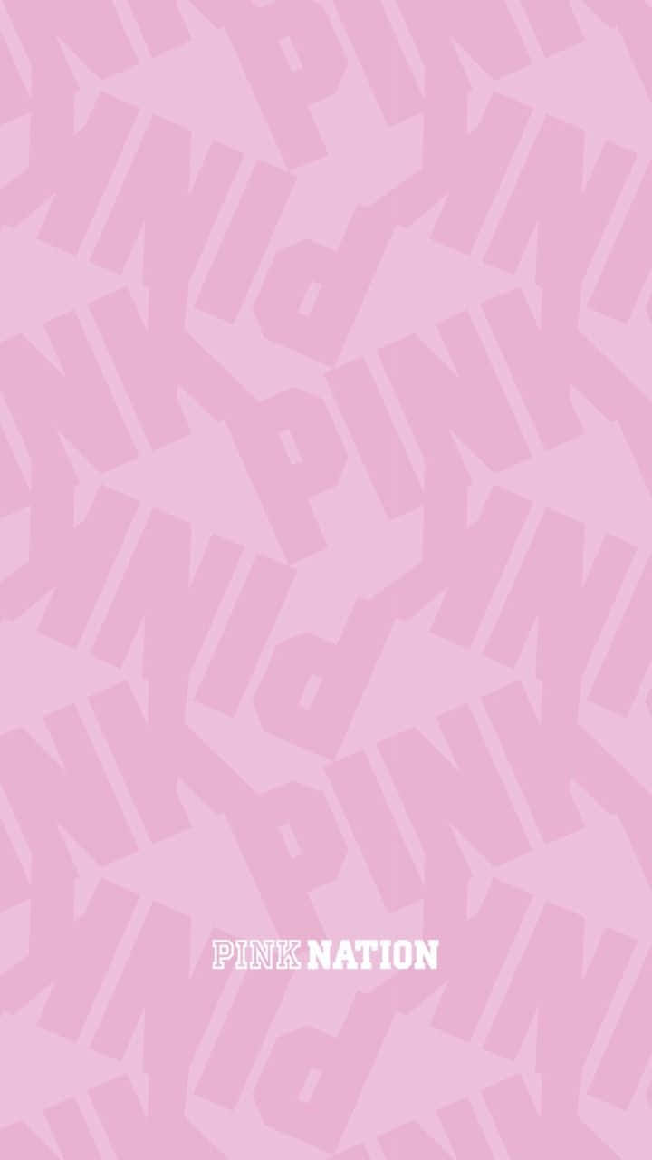 粉紅色背景，帶有對角線重複的「PINK」文字和「PINK NATION」標誌。