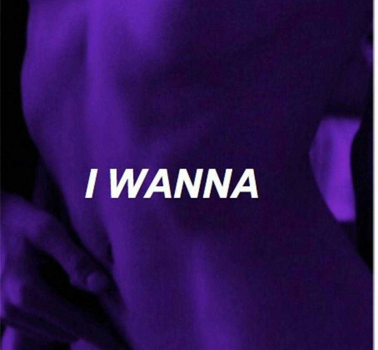 紫色燈光下的人體軀幹，顯示文字 I WANNA。