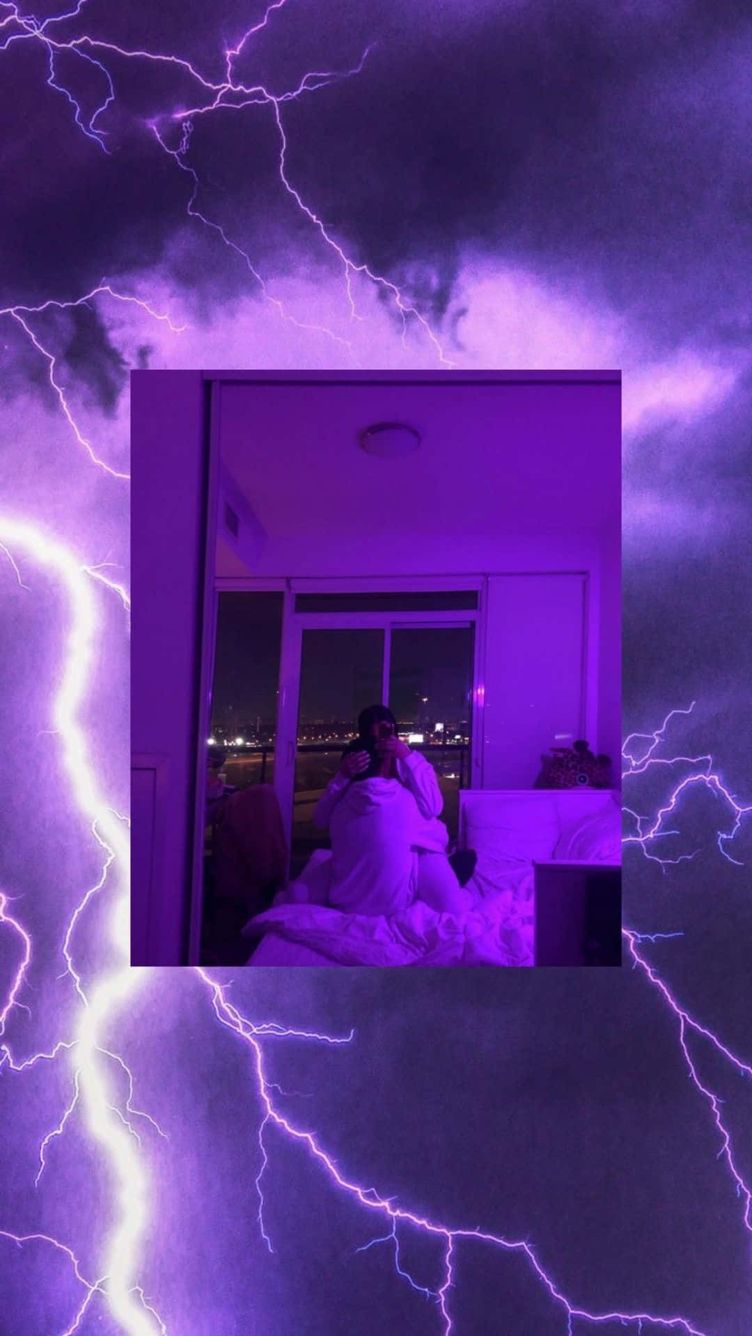 情侶在紫色燈光下依偎在床上，背景是閃電風暴。