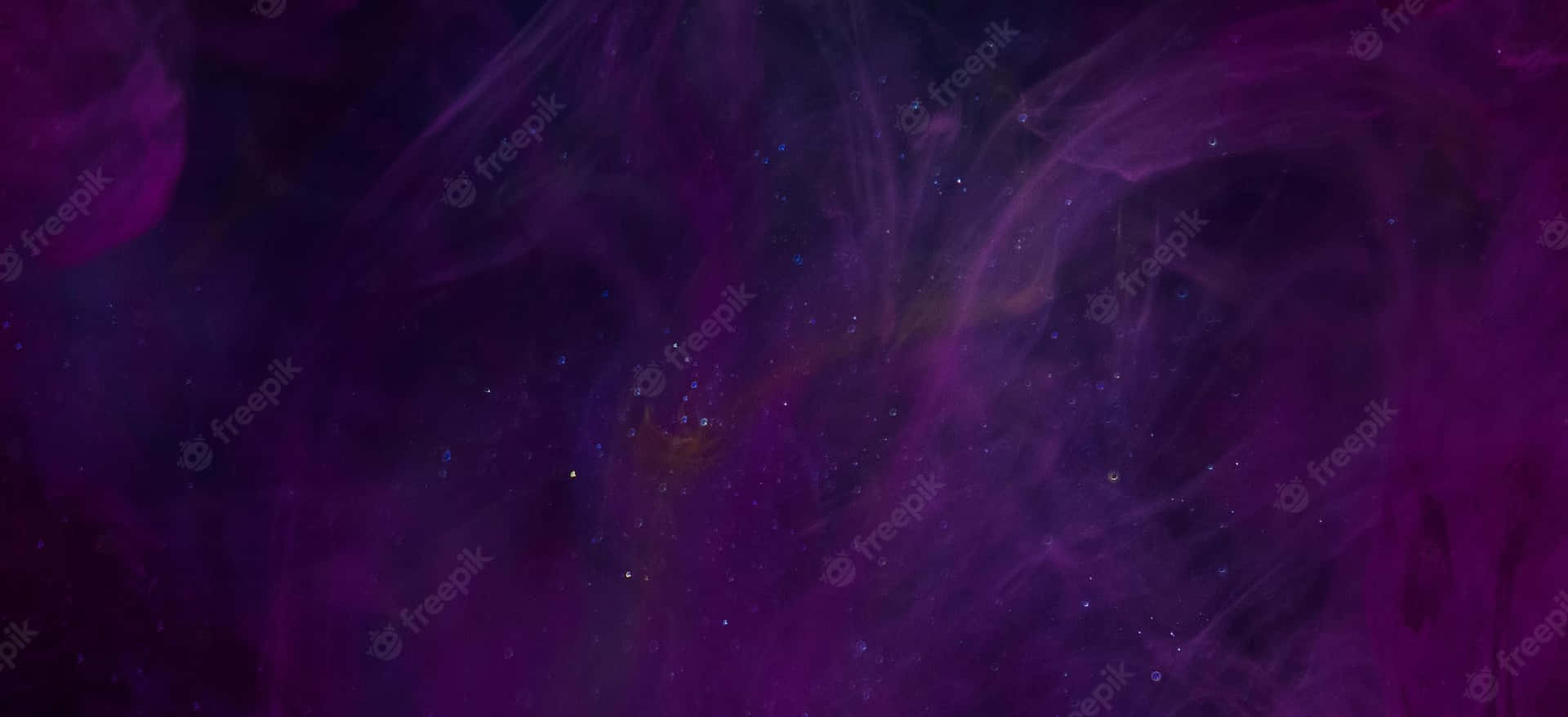 帶有旋轉氣體和散落星星的紫色宇宙星雲。