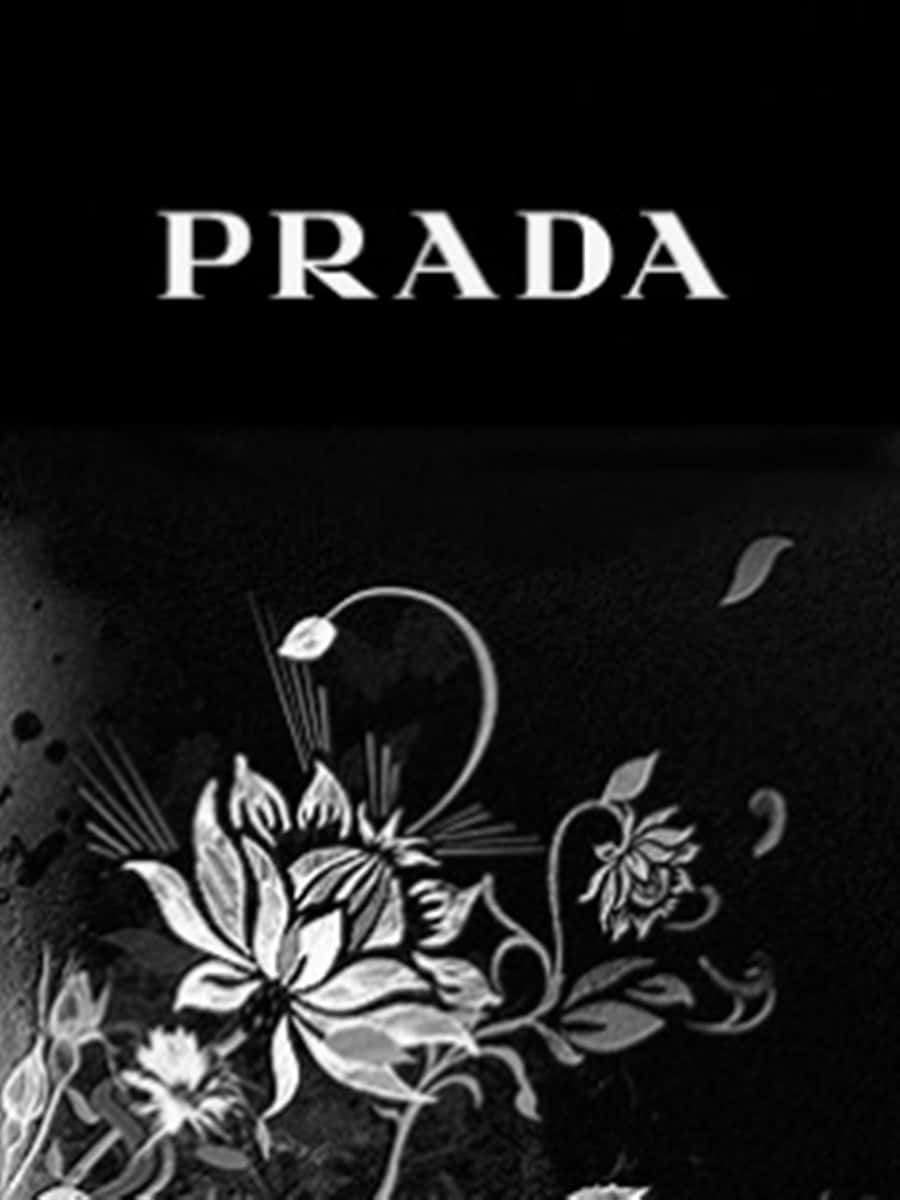 擁抱經典時尚，體驗Prada的奢華。 壁紙 — 優雅的白色花卉插圖在純黑背景上漂浮，下方是醒目的PRADA標誌。