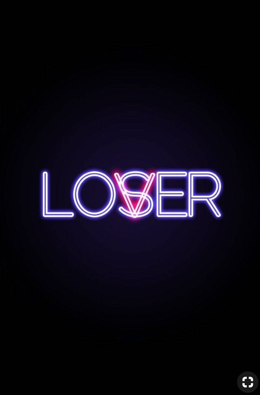 霓虹燈牌在深色背景上用紫色和粉紅色顯示LOSER。