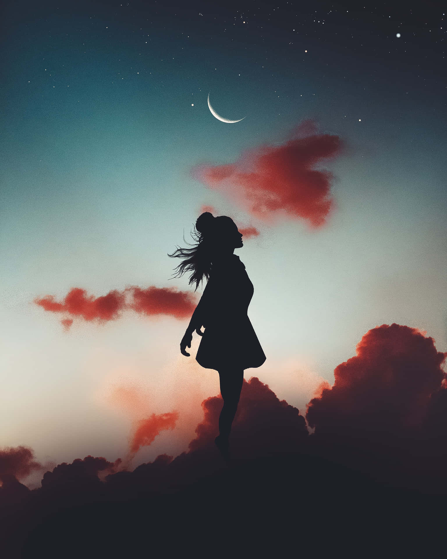 夜晚，一個女人站在新月和紅雲下的山丘上的剪影。