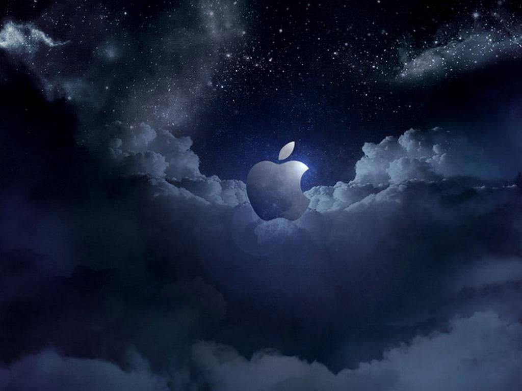 在繁星點點的夜空下，雲層上方發光的Apple標誌。