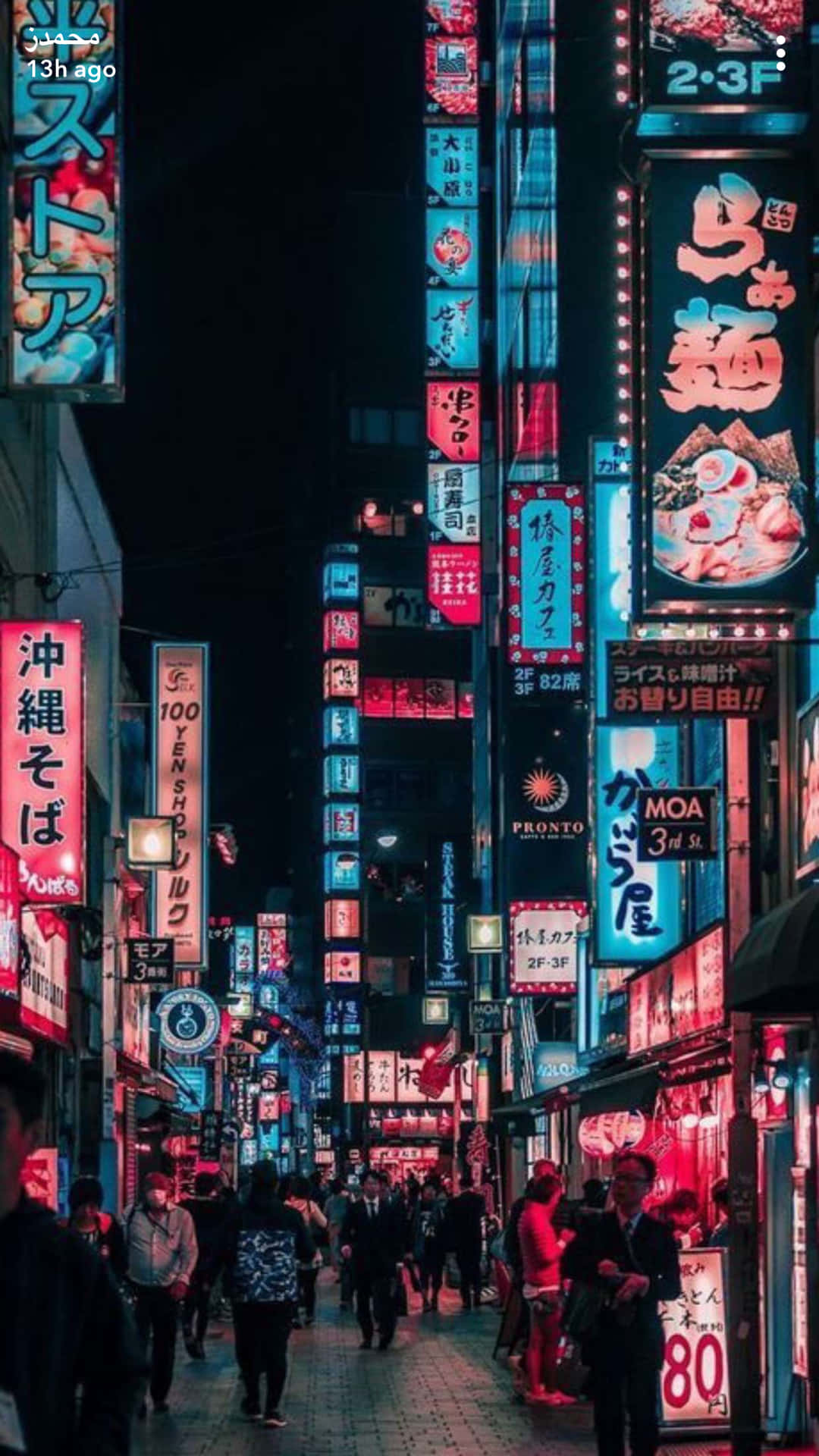 夜晚東京霓虹燈照亮的街道，發光的招牌和行人。