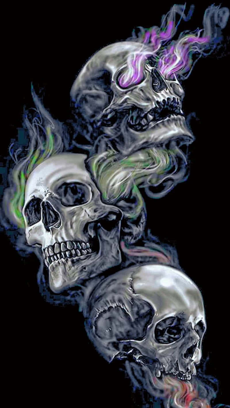 擁抱邪惡 壁紙 — 三個頭骨漂浮在黑色虛空中，吐出鮮豔的紫色、綠色和紅色火焰，構成令人難忘的數位藝術作品。