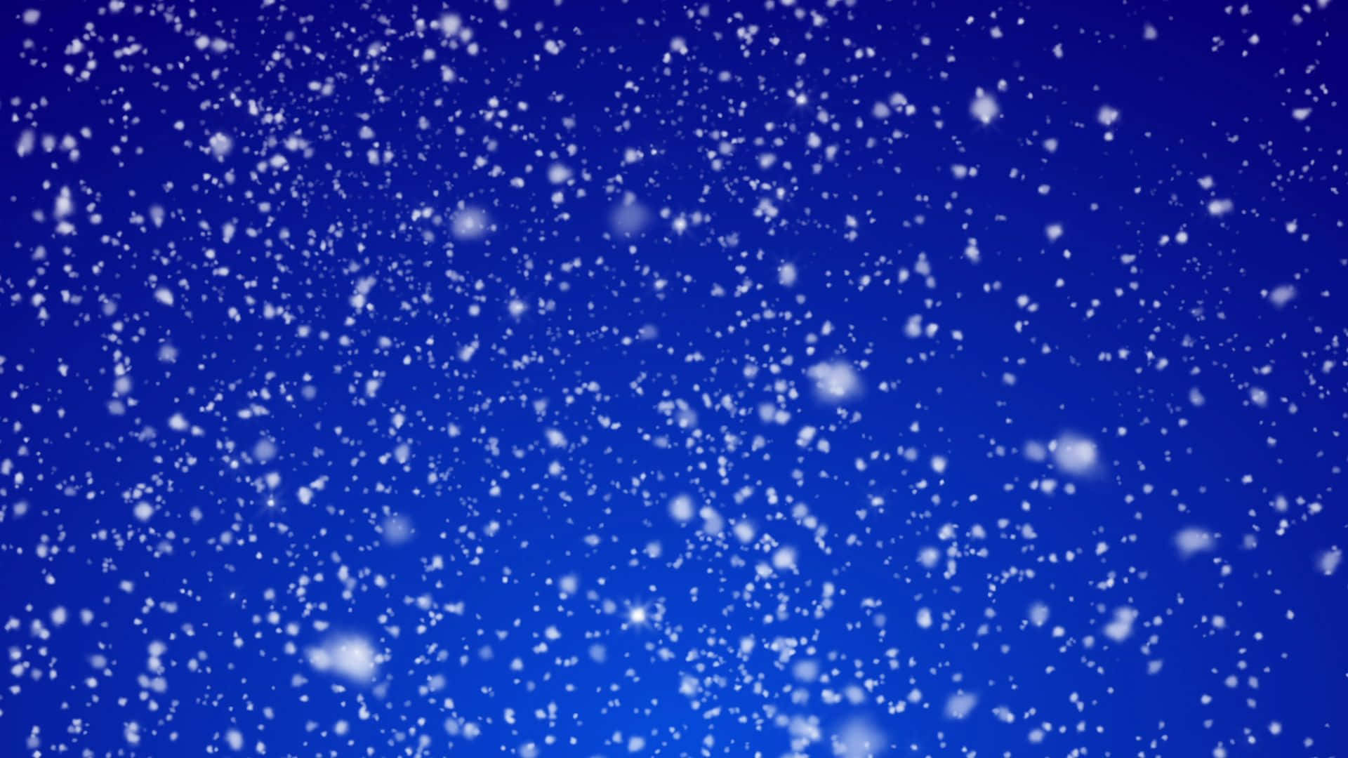 擁抱雪覆的冬季之美 壁紙 — 雪花在深藍色夜空下輕輕飄落，構成寧靜的冬日場景。