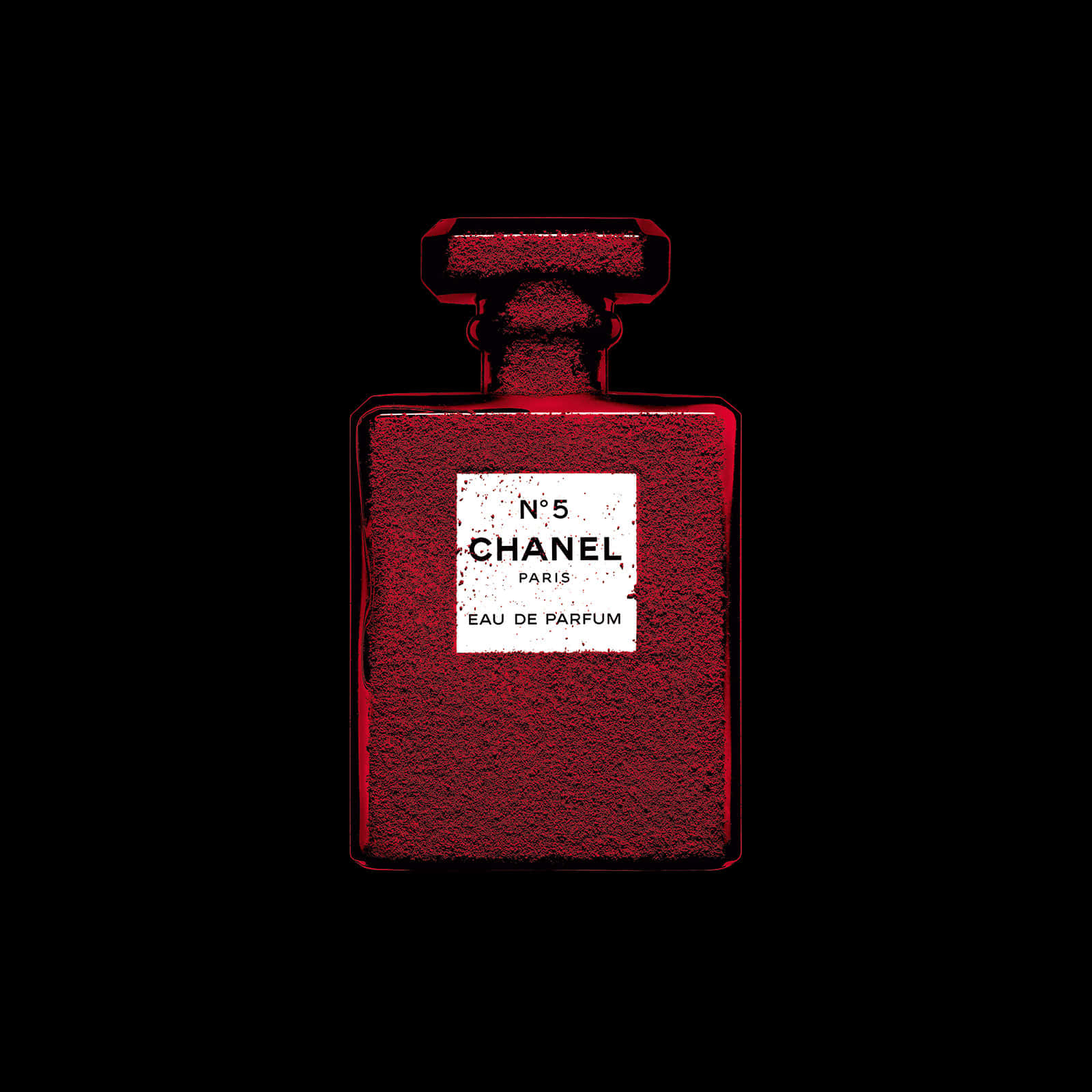 擁抱香奈兒經典造型 壁紙 — 一個大膽的紅色 Chanel No 5 香水瓶，表面有紋理，白色標籤，居中放置在純黑色背景上。