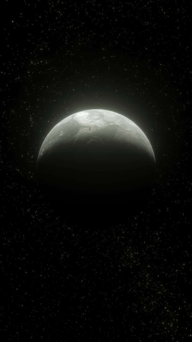 一顆行星在黑暗的宇宙中柔和地發光，周圍環繞著星星。