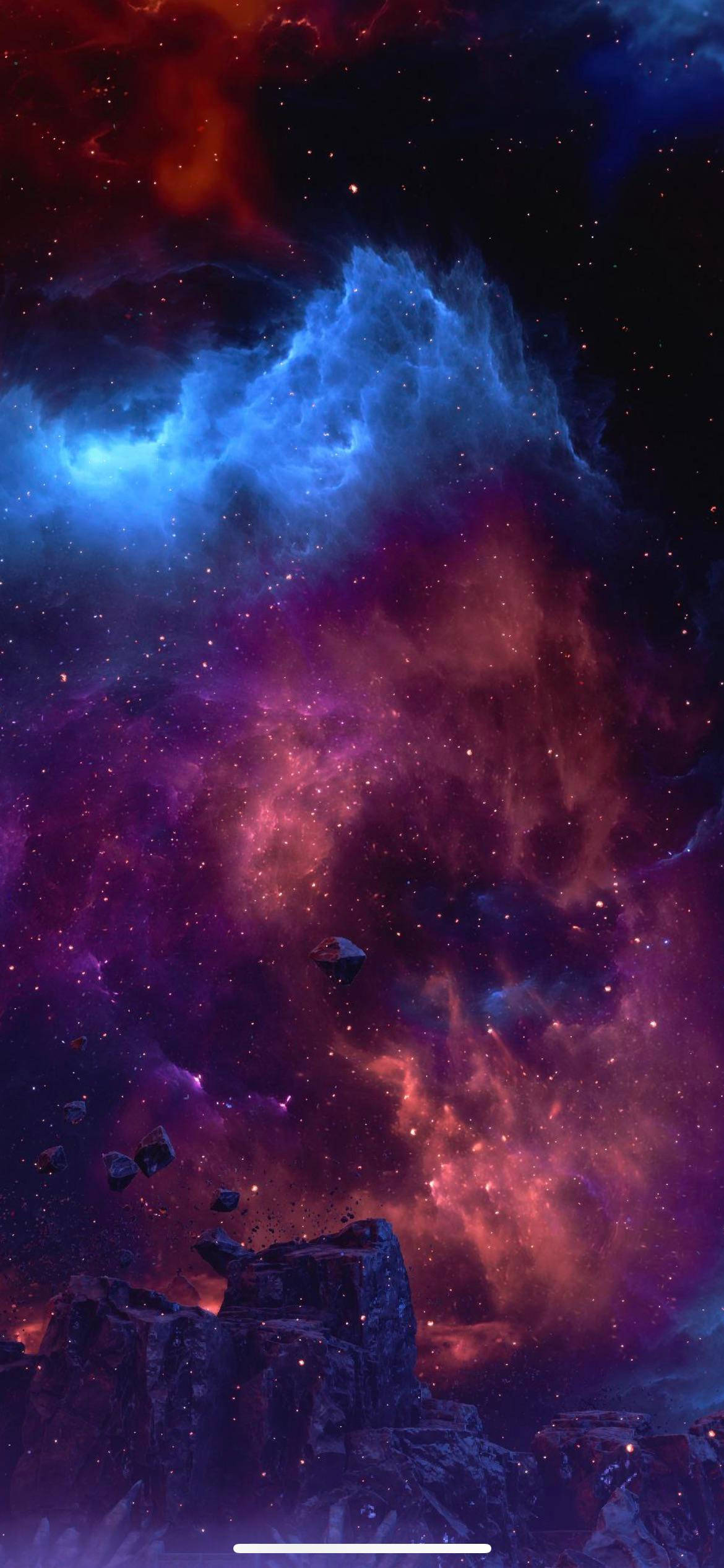 擁有一部獨特有趣的iPhone 壁紙 — 一個宇宙星雲，帶有旋轉的藍色和紅色雲朵，漂浮在星空下鋸齒狀的外星岩石上方。