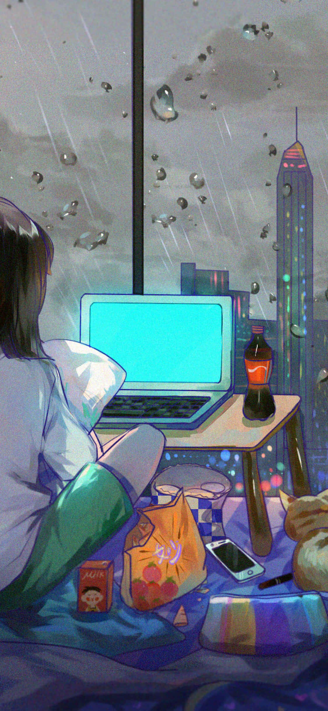 擁有全景城市夜景的迷人動漫房間 壁紙 — 一個人坐在床上，手提電腦發出藍光，雨水沿著窗戶流下，窗外是霓虹燈閃爍的城市景觀。