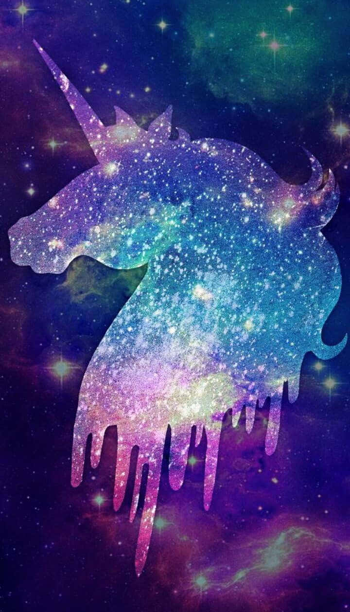 擁有彩虹鬃毛與繁星背景的可愛獨角獸 壁紙 — 一個宇宙獨角獸剪影，在星雲背景下滴落閃爍的銀河色調。