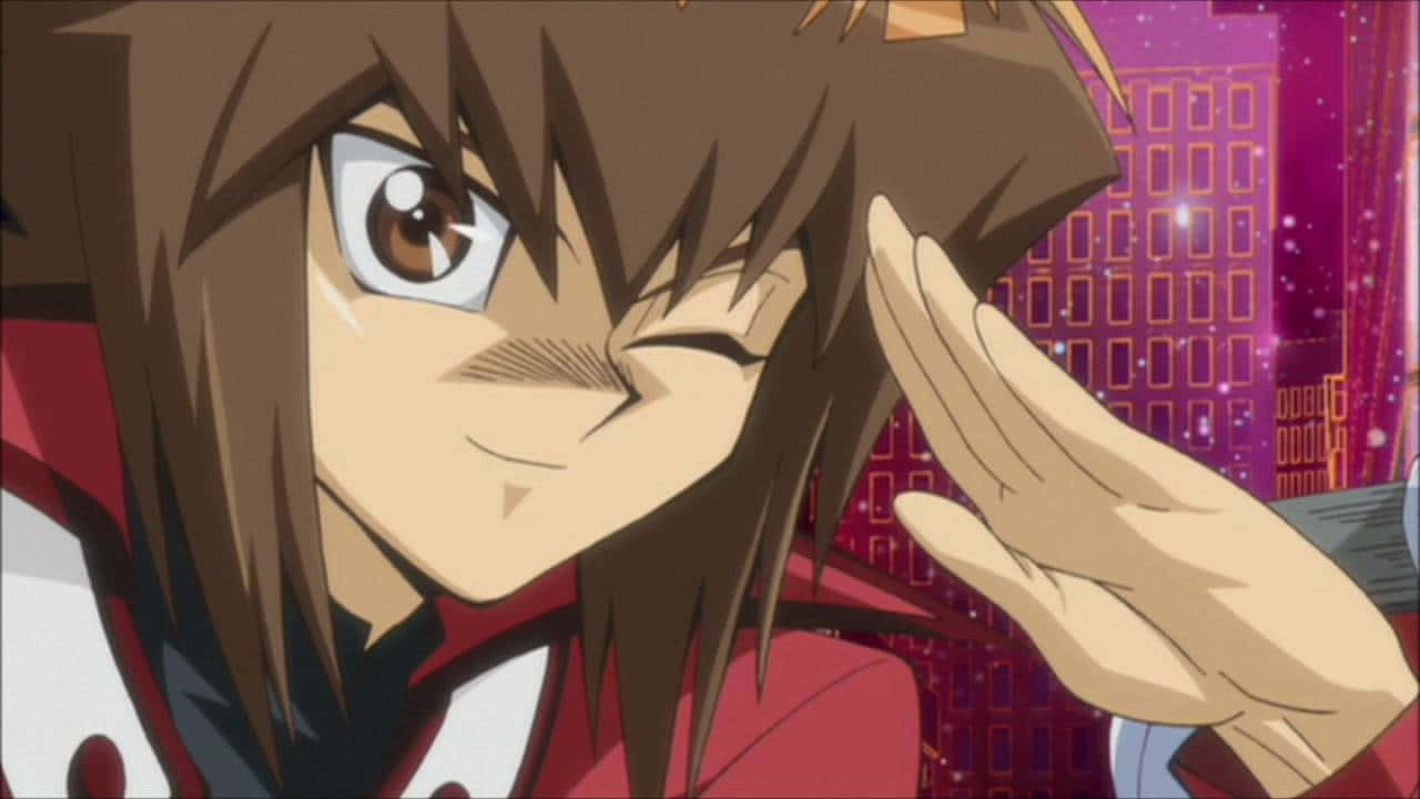 Jaden Yuki 桌布 壁紙 — 擁有棕色頭髮和眼睛的動漫角色，在發光的粉紅色城市景觀背景下眨眼並舉起手。