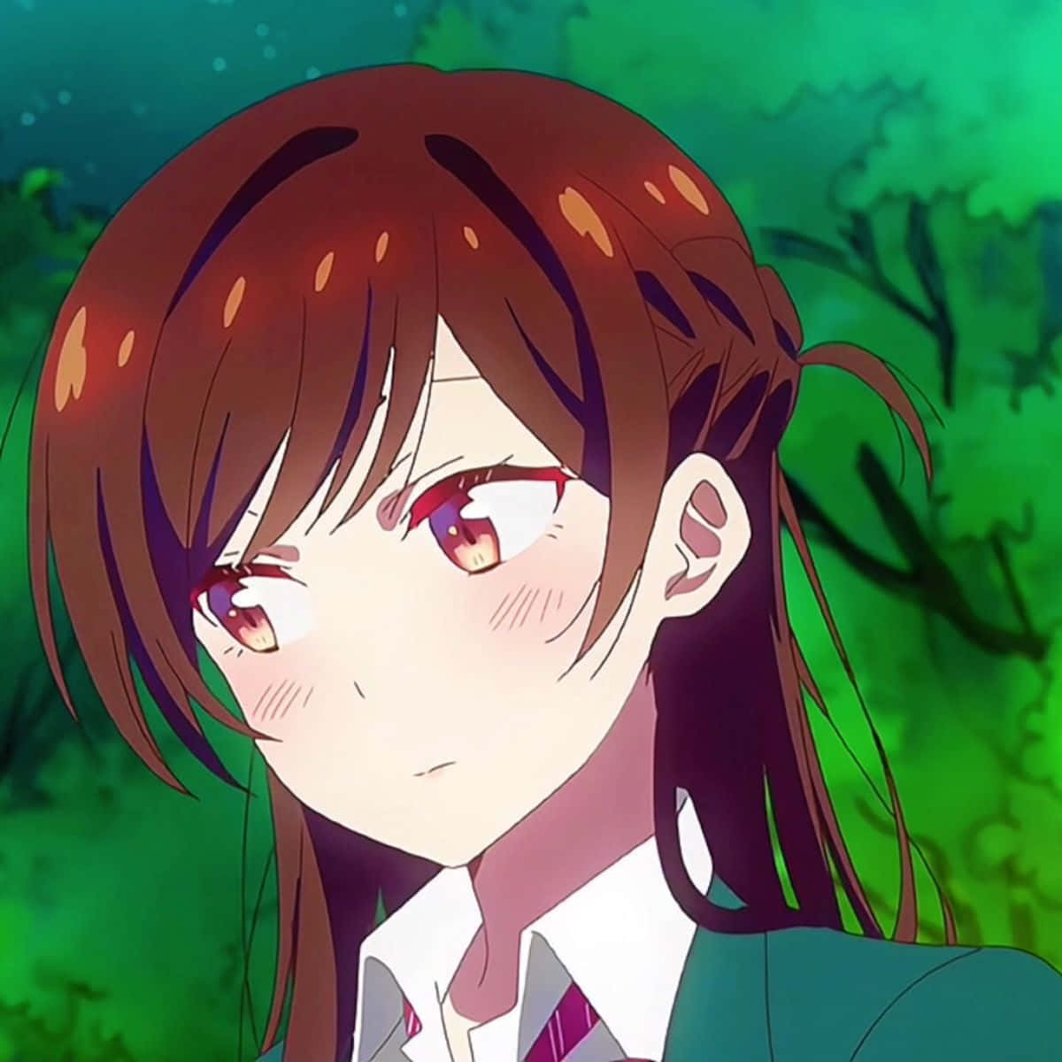 Chizuru Maihara 桌布 壁紙 — 擁有棕色頭髮和紅色眼睛的動漫女孩，在發光的綠色森林背景下微微臉紅。