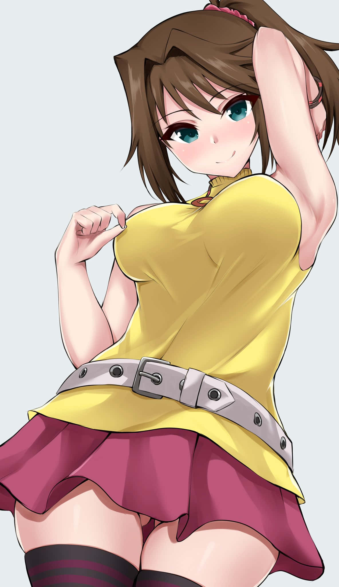Tea Gardner 桌布 壁紙 — 擁有棕色頭髮和藍色眼睛的動漫女孩微笑著調整她的黃色上衣和紫色裙子。