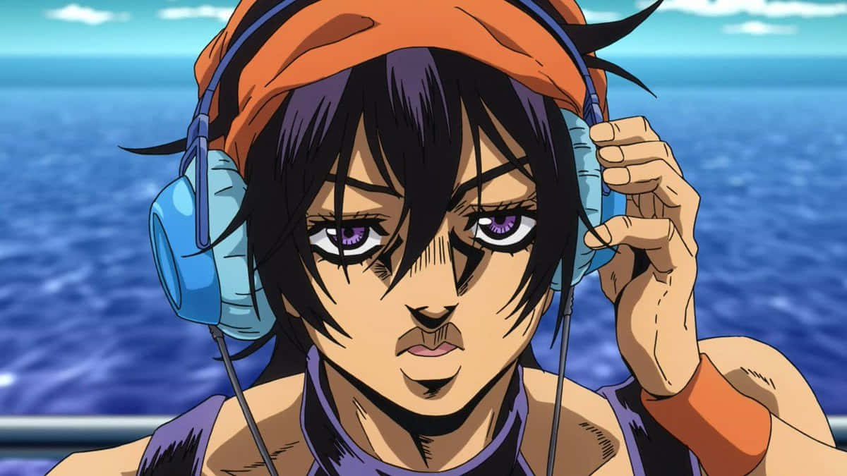 Narancia Ghirga 桌布 壁紙 — 擁有紫色眼睛和橙色頭巾的動漫角色在廣闊的海洋背景下調整藍色耳機。