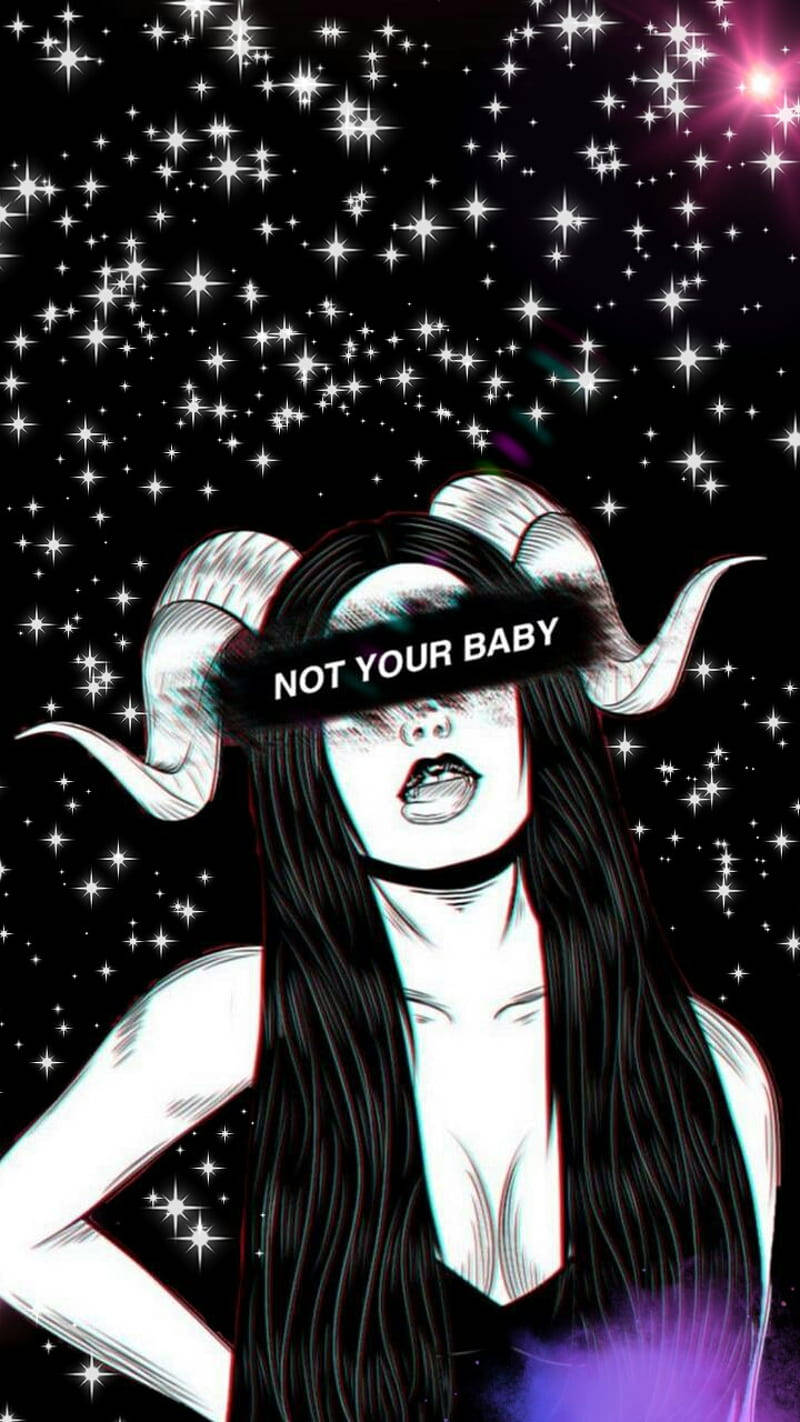 動漫女性，頭上有公羊角，戴著眼罩，在星空夜空前讀著「not your baby」。
