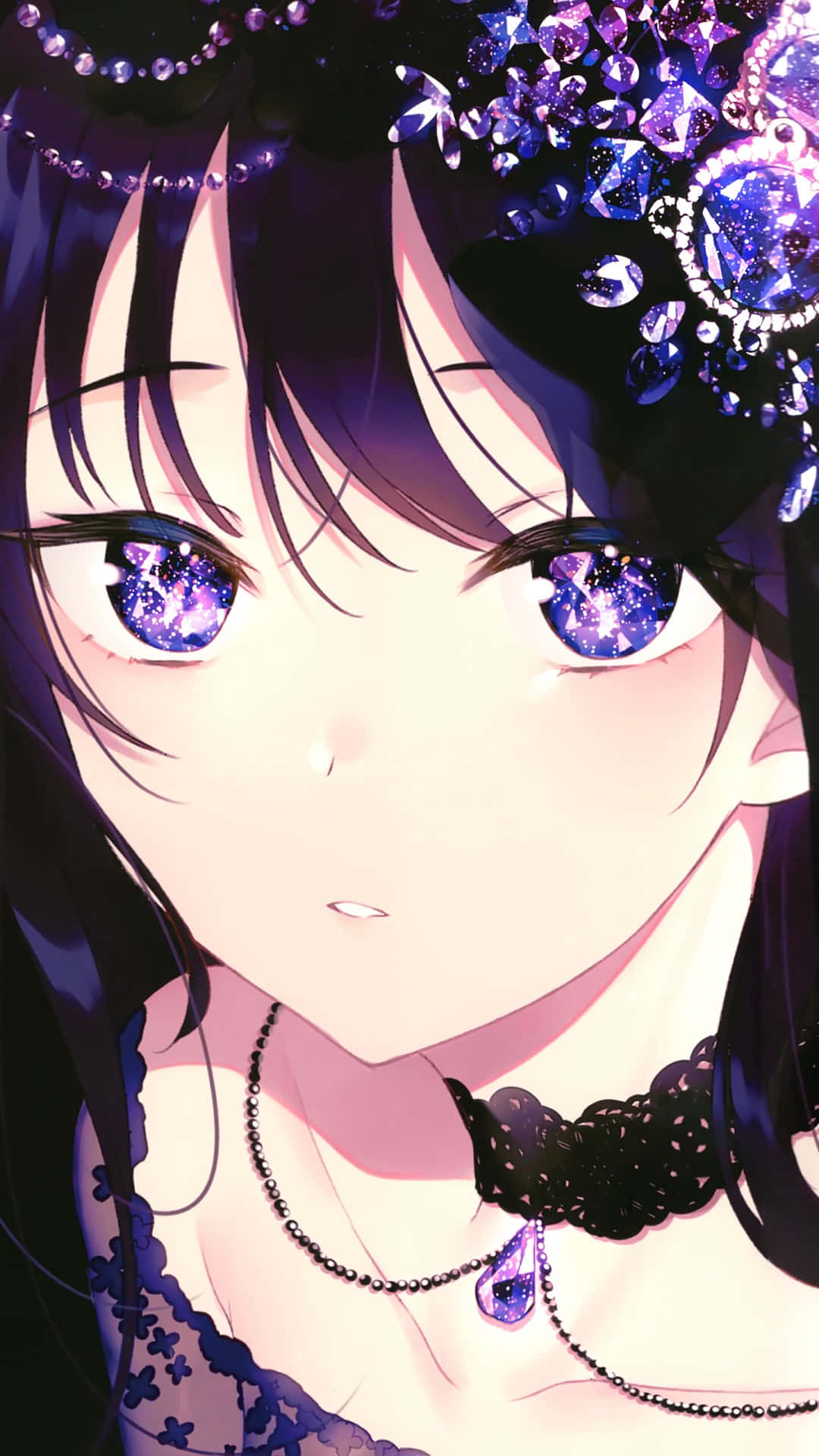 Purple Anime 桌布 壁紙 — 擁有銀河眼睛和紫色寶石頭飾的動漫女孩，在黑暗背景中溫柔地凝視。