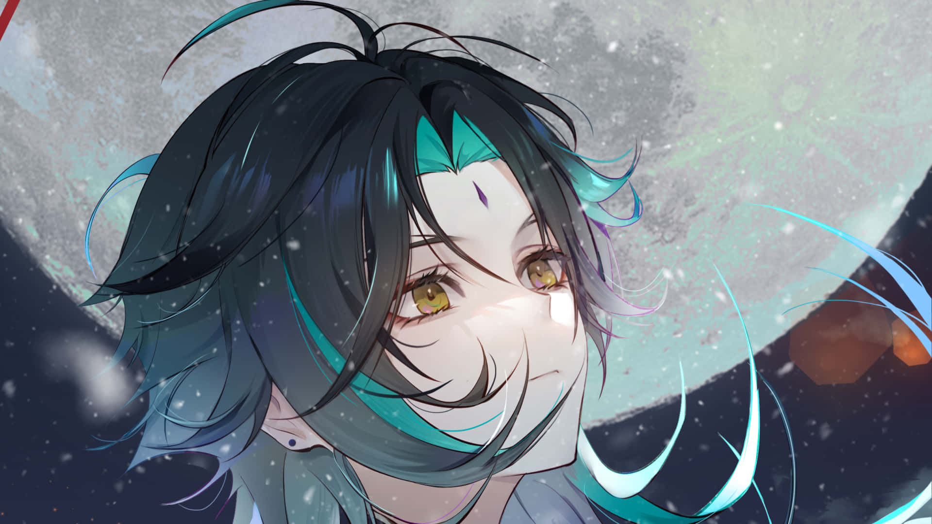 Genshin Impact Xiao 桌布 壁紙 — 擁有青綠色挑染頭髮和金色眼睛的動漫角色，在雪夜月光下溫柔微笑。