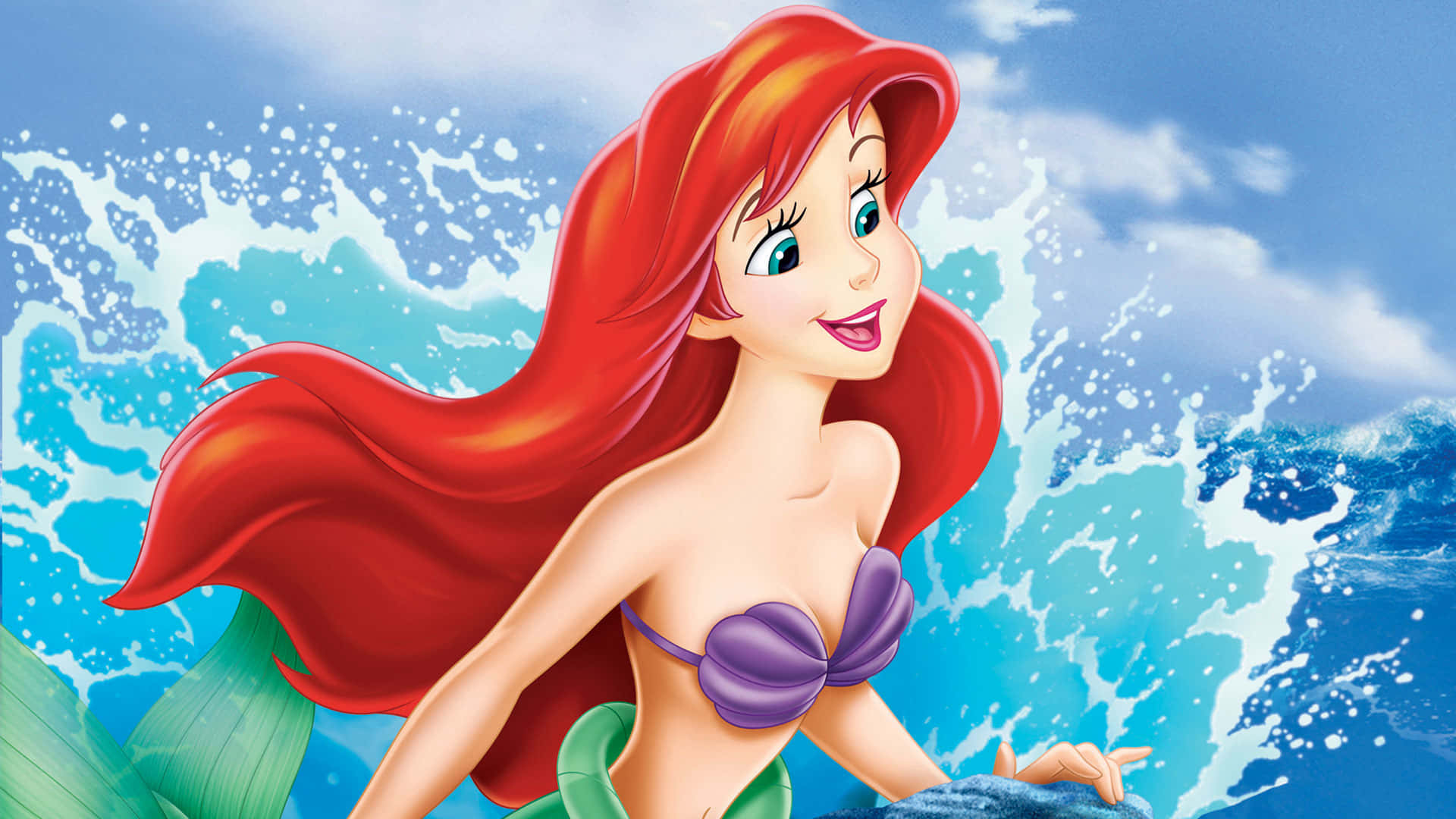 The Little Mermaid 桌布 壁紙 — 擁有飄逸紅髮和紫色上衣的美人魚愛麗兒在明亮的藍天下，在翻騰的海浪中快樂地微笑。