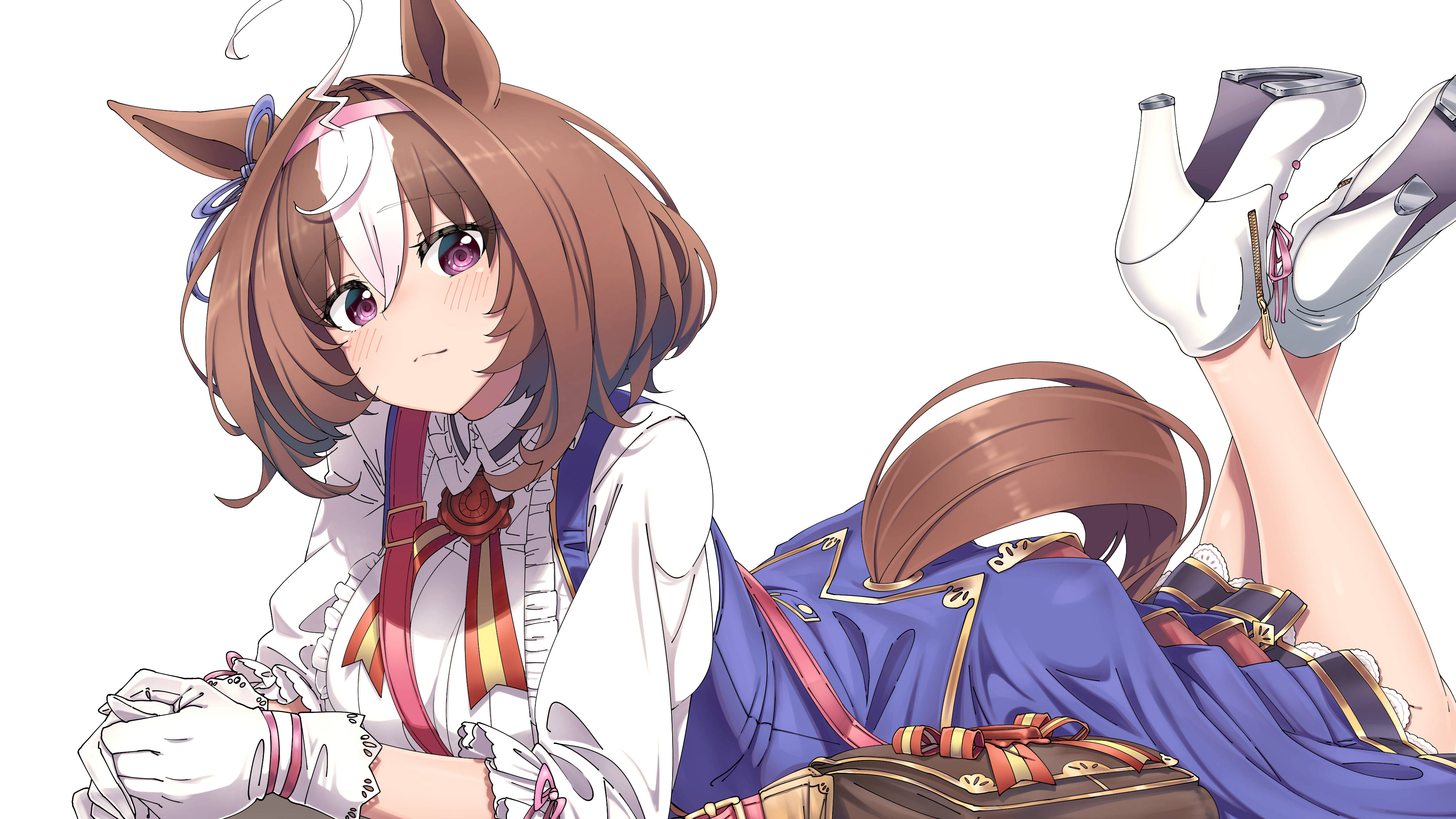 Uma Musume Pretty Derby Meisho Doto 壁紙 — 擁有馬耳和紫色眼睛的動漫女孩，穿著藍色制服、白色手套和高跟鞋，在純白色背景前休閒地躺著。