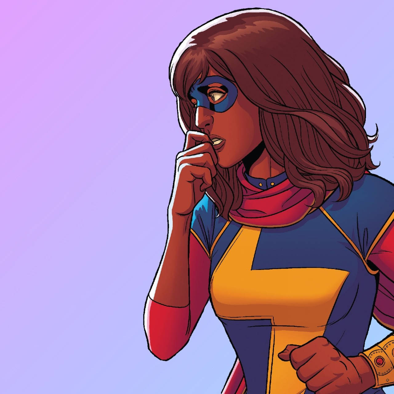 擔憂的 Ms Marvel 壁紙 — 一位擁有棕色頭髮和藍色面具的女超級英雄，在柔和的紫色漸變背景前沉思。