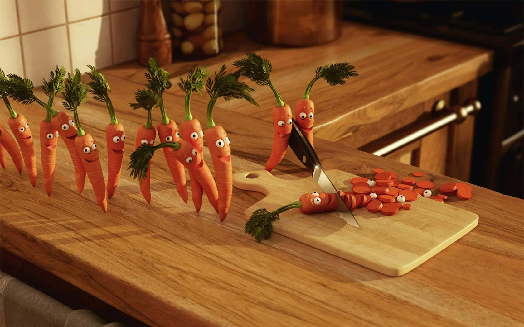Carrot 桌布 壁紙 — 擬人化嘅紅蘿蔔有彈彈眼，排喺木枱上面，其中一條喺砧板上切緊。