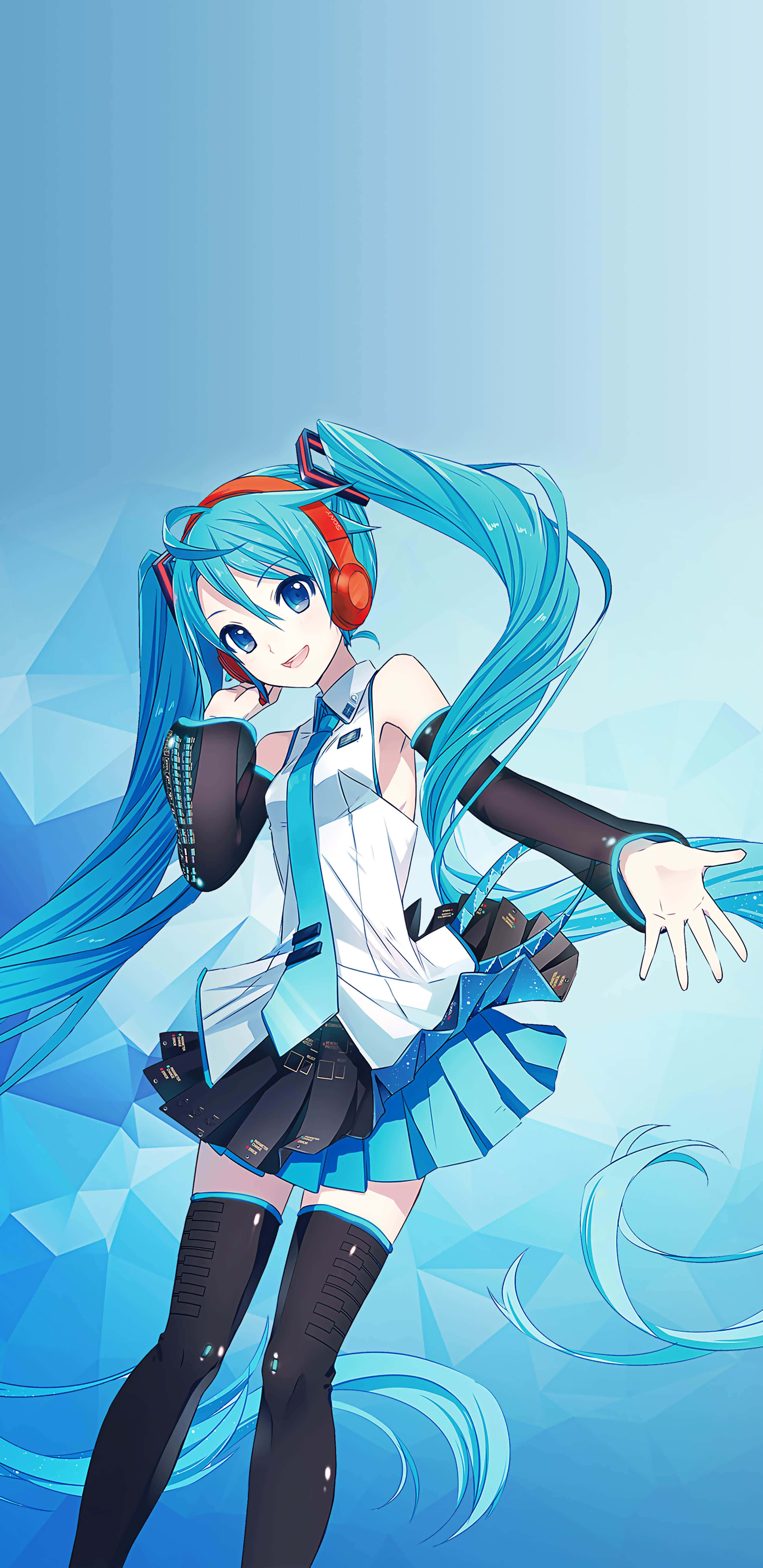 擴展你的能力，初音未來：相機、音樂，一應俱全！ 壁紙 — 動漫角色初音未來，擁有藍綠色雙馬尾和紅色耳機，在藍色幾何背景前動態擺姿勢。