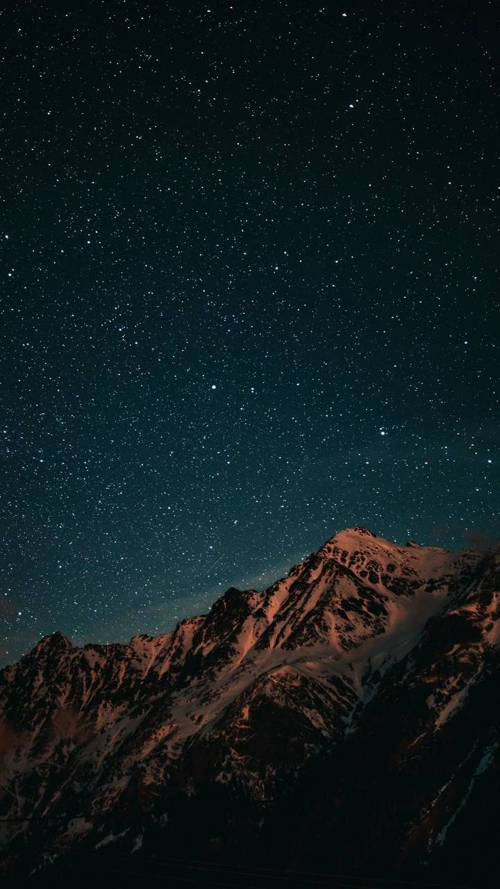 星空下積雪的山脈