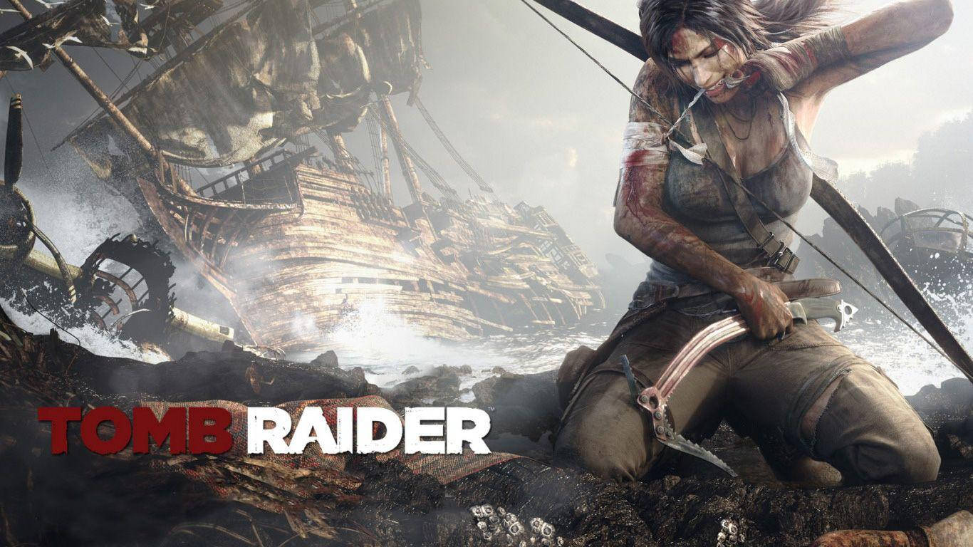 Tomb Raider 主角在暴風雨的海灘上，靠近沉船處瞄準弓箭。