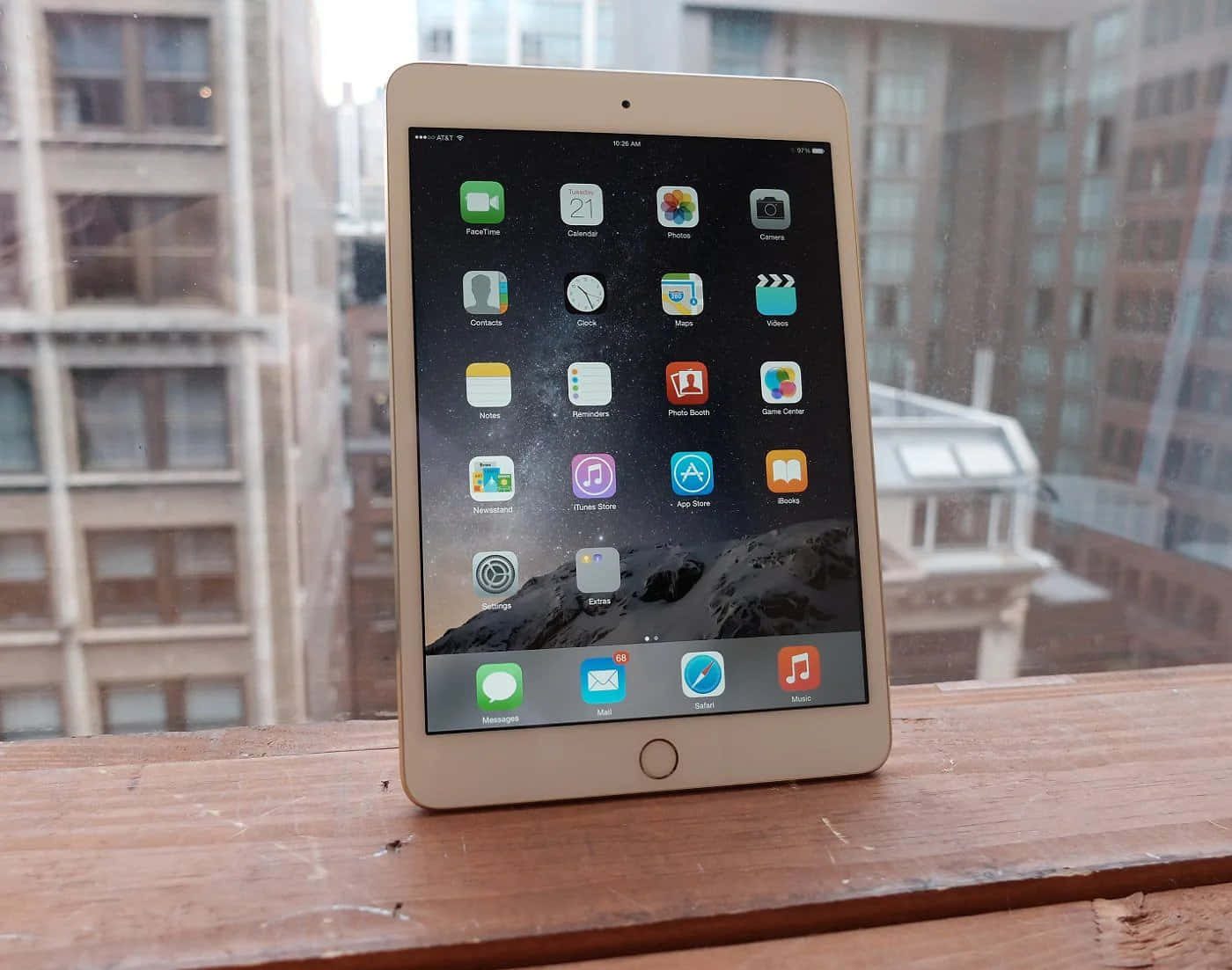 木窗台上的金色iPad，背後有城市景觀。