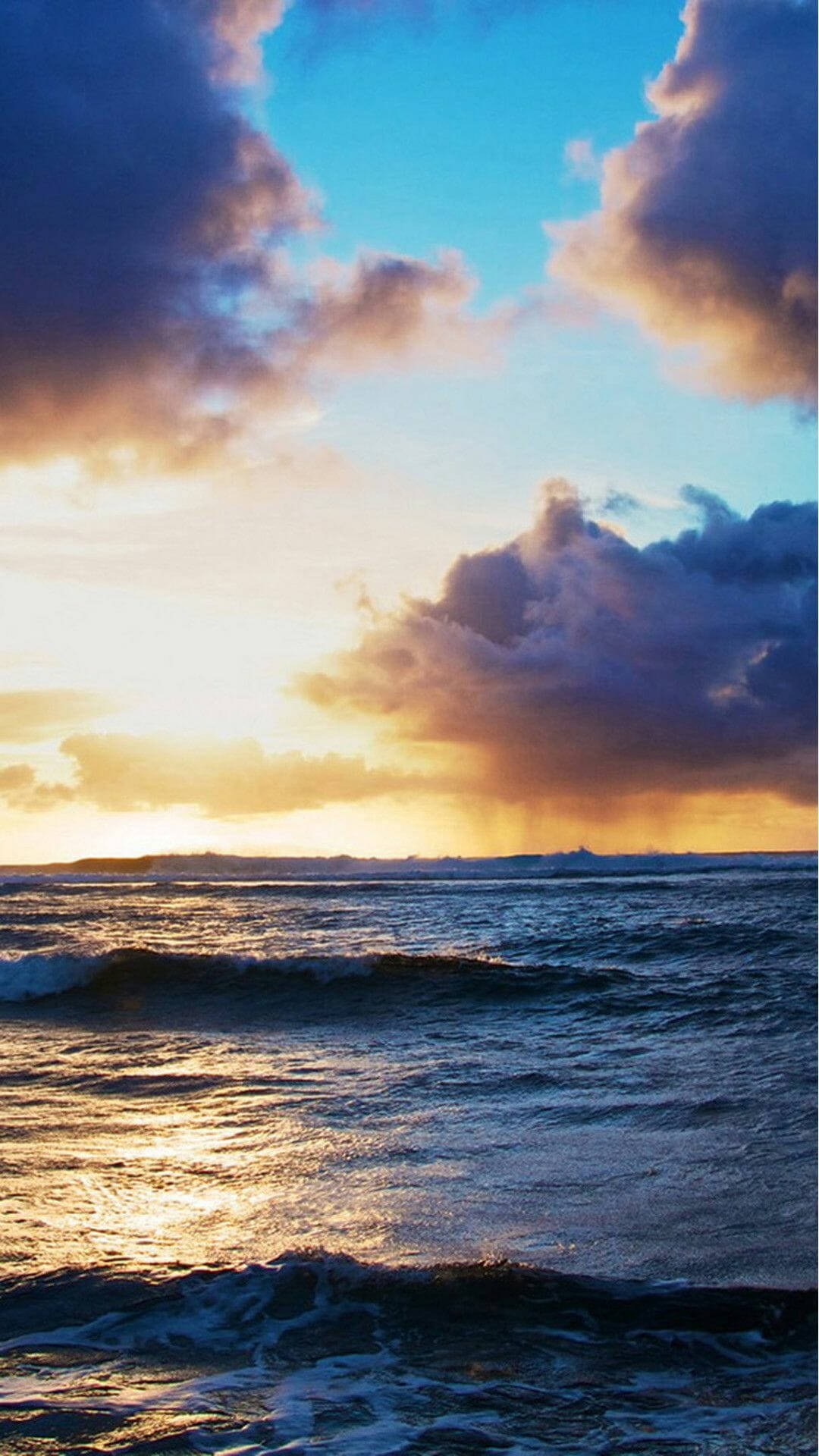 夕陽下的海洋，伴隨著戲劇性的雲層和拍岸的浪花