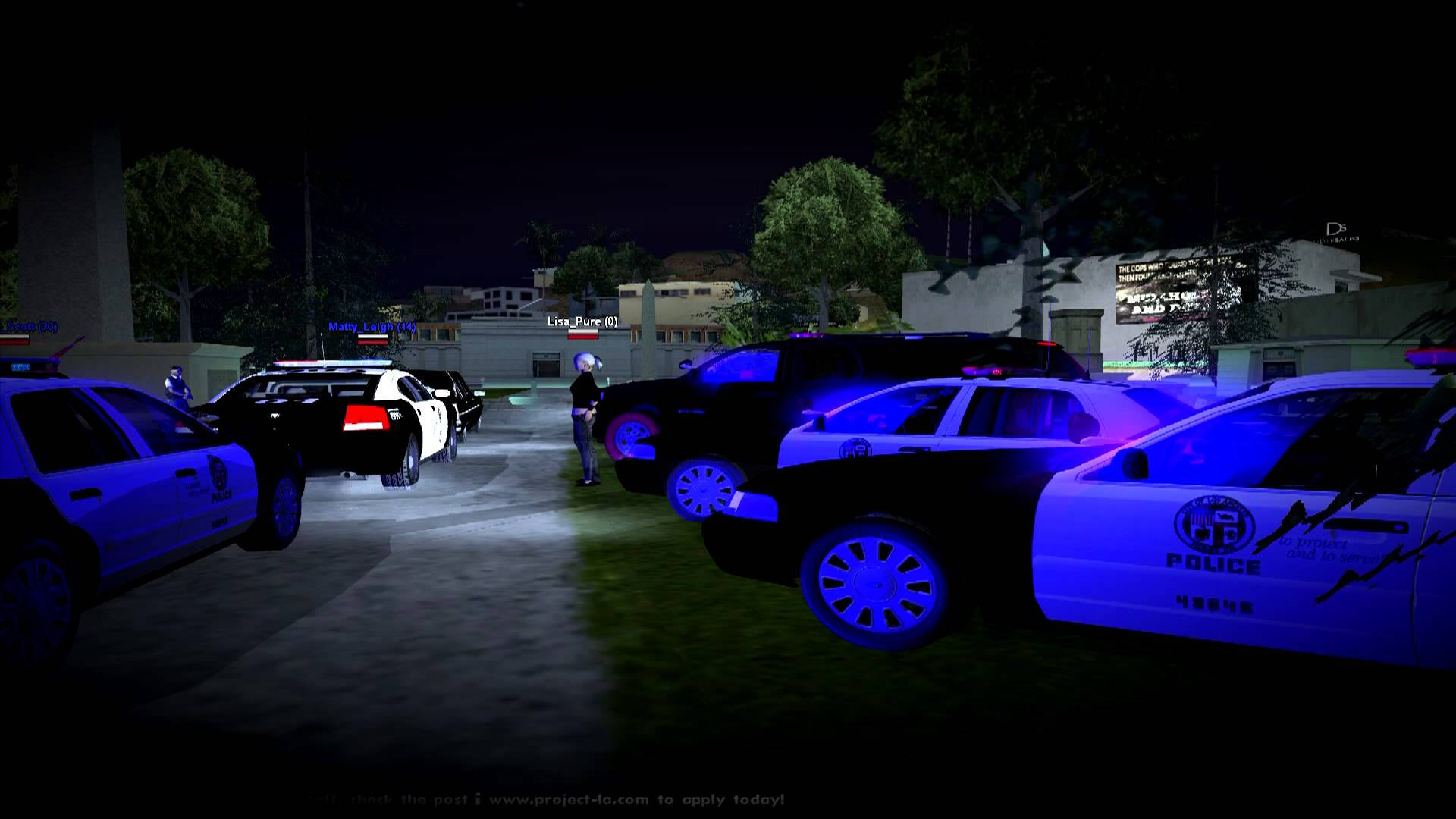 警車閃爍藍色燈光，在夜晚的城市停車場包圍一名警員。