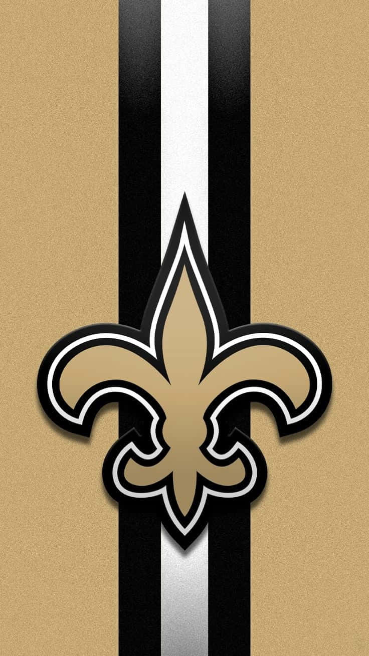 支持您最愛的 NFL 球隊——新奧爾良聖徒隊！ 壁紙 — 一個大膽的新奧爾良聖徒鳶尾花標誌，居中於金色、黑色和白色條紋上。