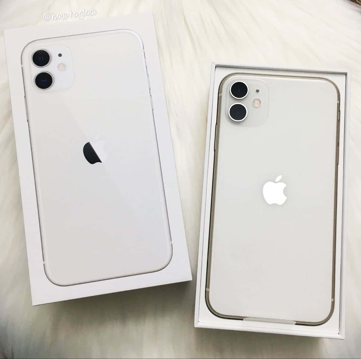支援 5G 連線的全新 iPhone 12 壁紙 — 兩個白色iPhone 11盒內有手機，放在毛絨絨的白色表面上。